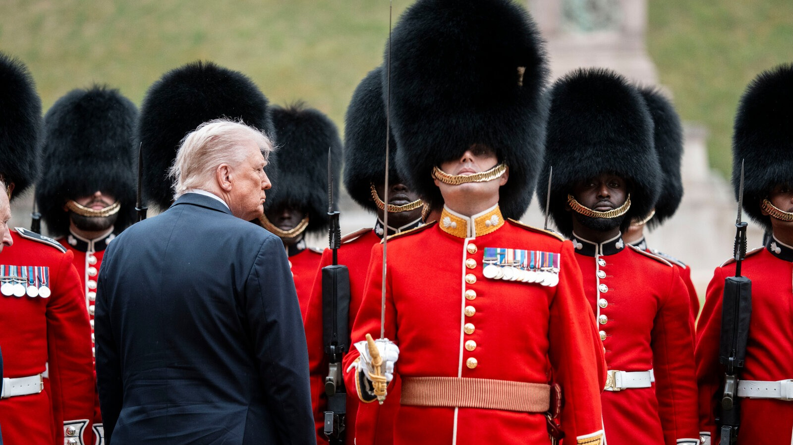 Ông Trump như một nhà vua trong lâu đài Anh - 1