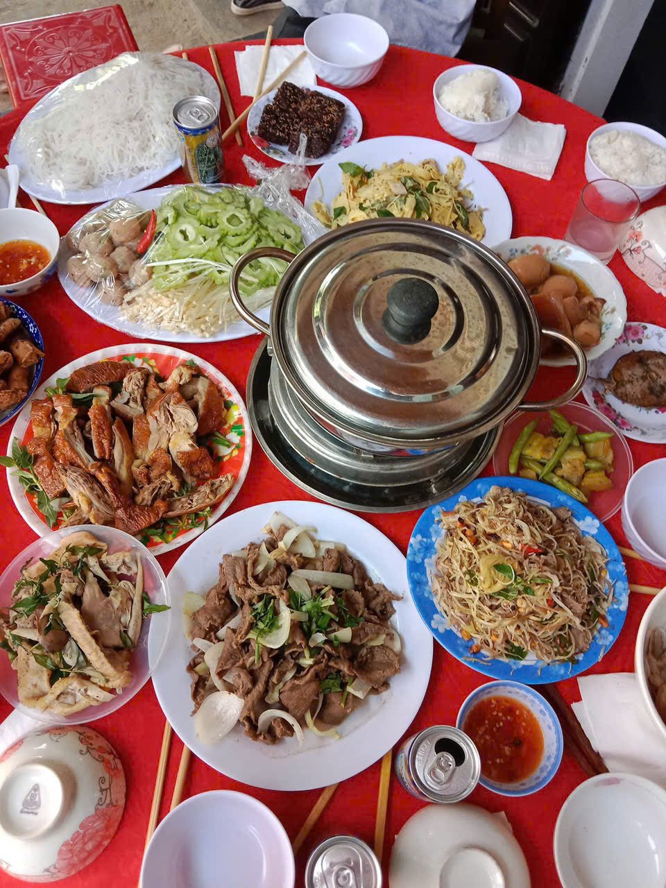 Mâm cỗ trong đám giỗ ở Đà Nẵng (Quảng Nam cũ) thường có các món đặc trưng như xôi đường, bê thui, chả ram, bánh rò... Ảnh: Tú Tú
