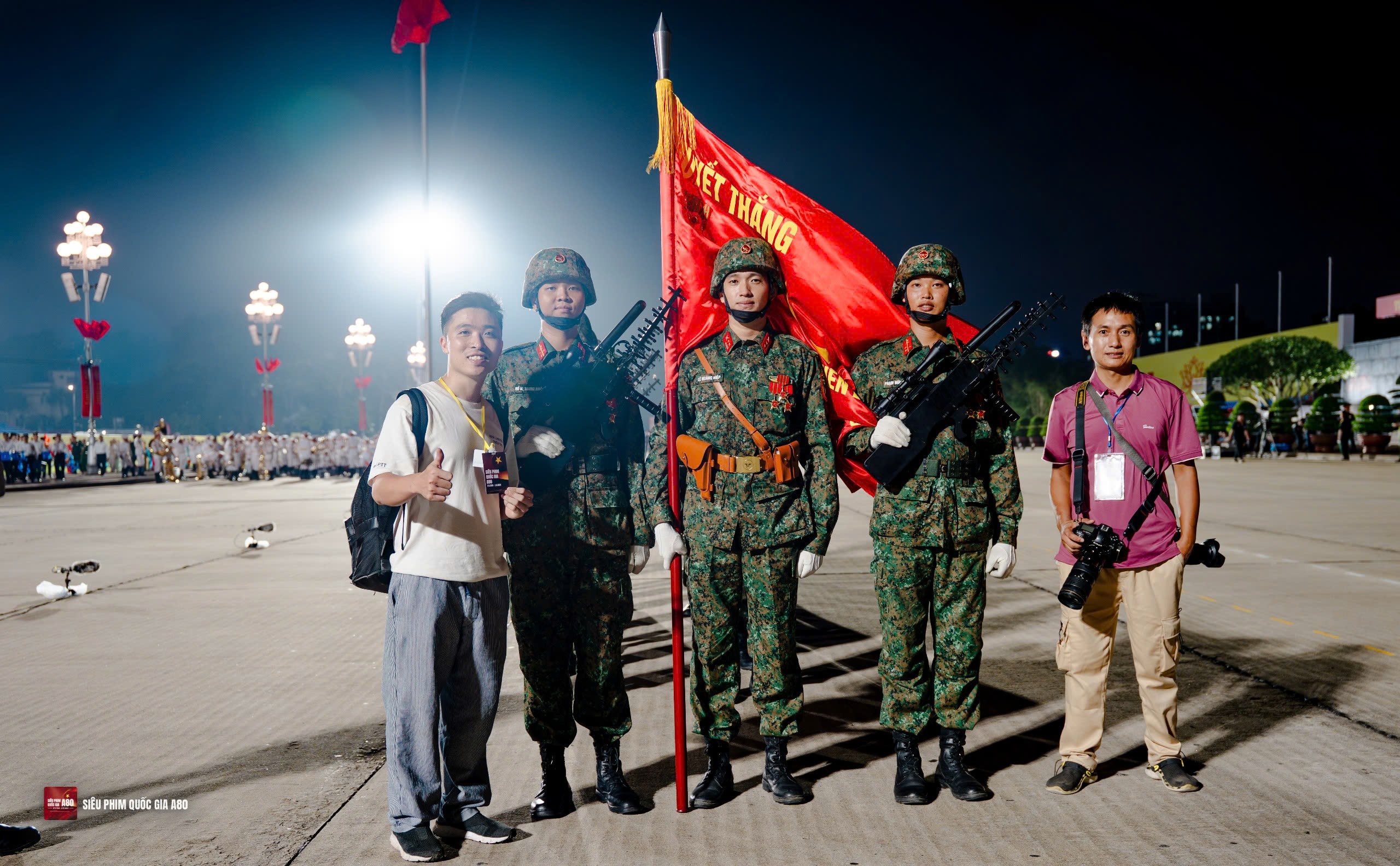 Anh Huy Gulit (bìa trái), anh Lê Xuân Bách (bìa phải) chụp ảnh cùng các đồng chí khối Tác chiến điện tử