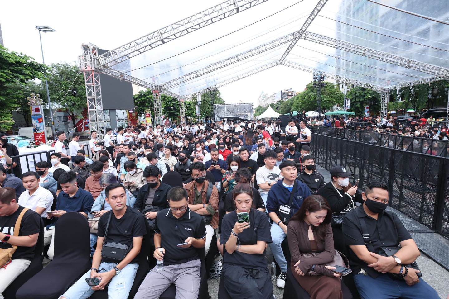 Càng về sáng, lượng người đổ về khu vực này ngày càng đông. (Ảnh: Topzone)