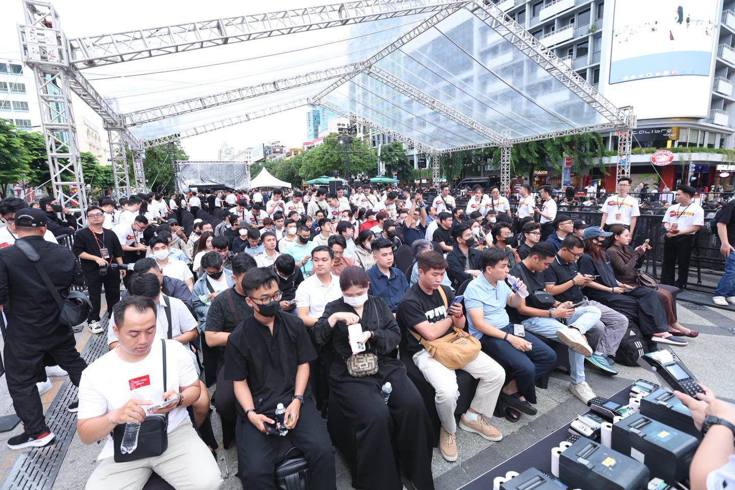 Ai cũng mong chờ được cầm trên tay "siêu phẩm" sớm nhất của Apple. (Ảnh: Topzone)