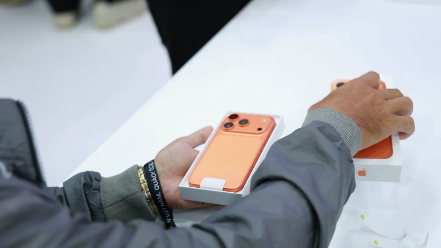 8 giờ sáng nay, Apple chính thức mở bán iPhone 17 và iPhone Air tại thị trường Việt Nam thông qua các đại lý uỷ quyền Phone 17 được bán tại các hệ thống bán lẻ ủy quyền của Apple như TopZone, FPT Shop, Viettel Store... (Ảnh: Topzone).