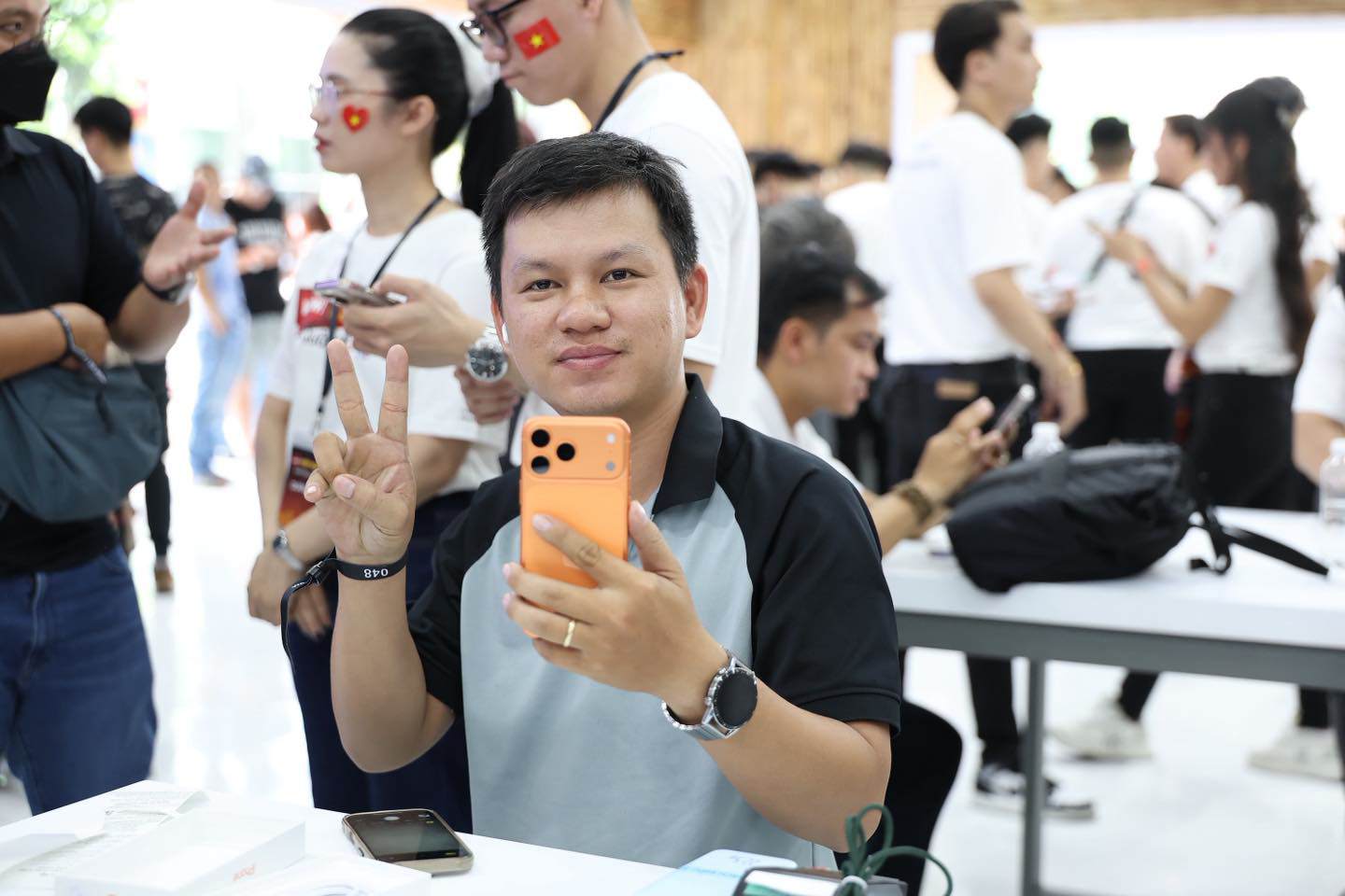 Nhiều cửa hàng cho biết, iPhone 17 Pro Max màu cam cháy hàng, dẫn đến việc giao hàng bị trì hoãn từ 2-4 tuần do lượng đặt hàng vượt quá khả năng cung cấp. (Ảnh: Topzone)