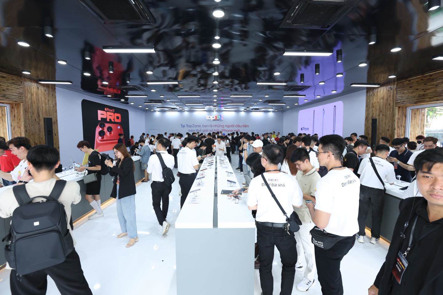 Trong ngày đầu tiên mở đặt hàng lúc 19h ngày 12/9, Thế Giới Di Động cho biết "trung bình 44 người đặt cọc mỗi giây" trong nửa tiếng đầu tiên. (Ảnh: Topzone)