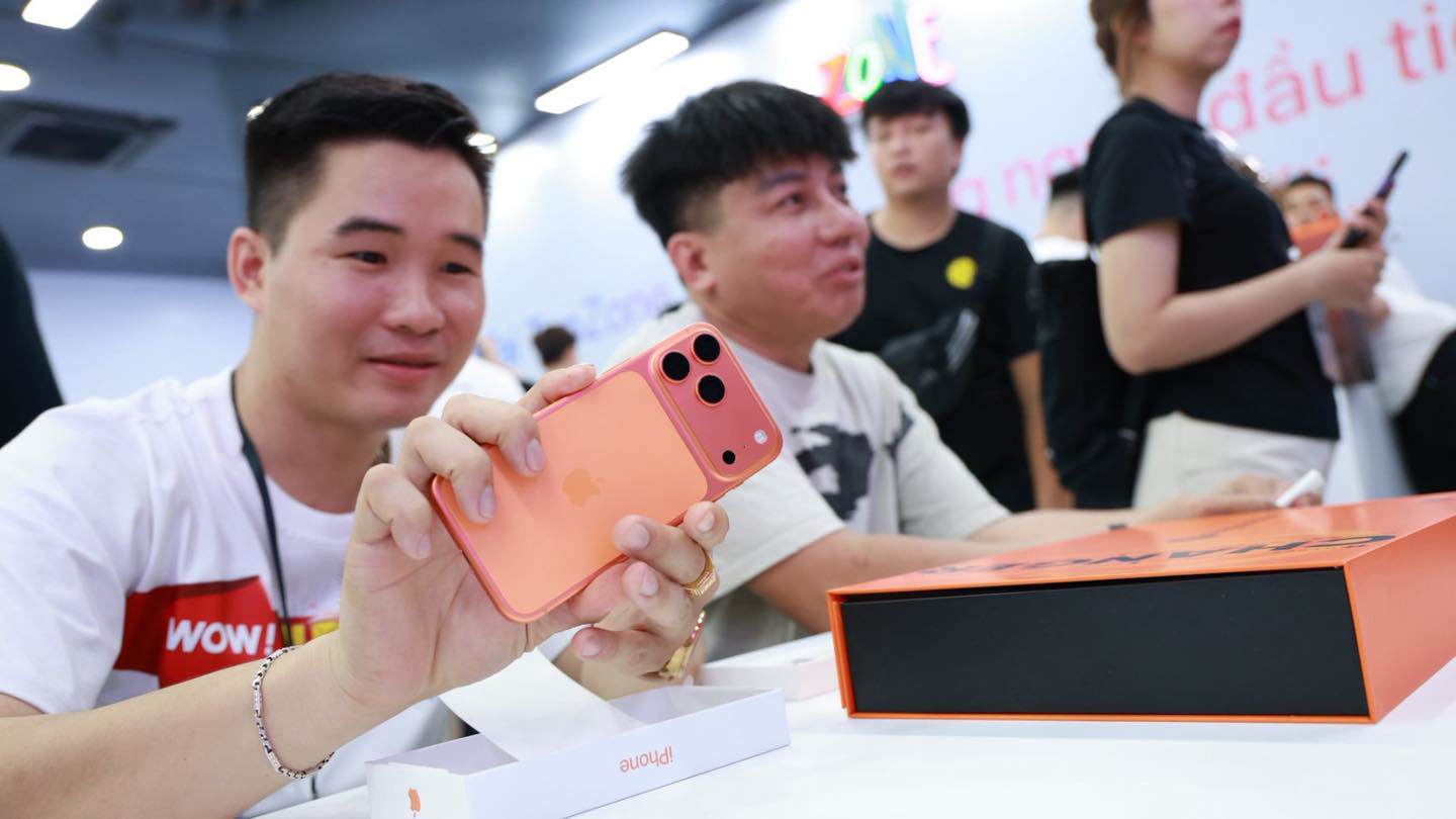 Phần lớn khách hàng chọn iPhone 17 Pro Max màu cam mới xuất hiện năm nay. (Ảnh: Topzone)