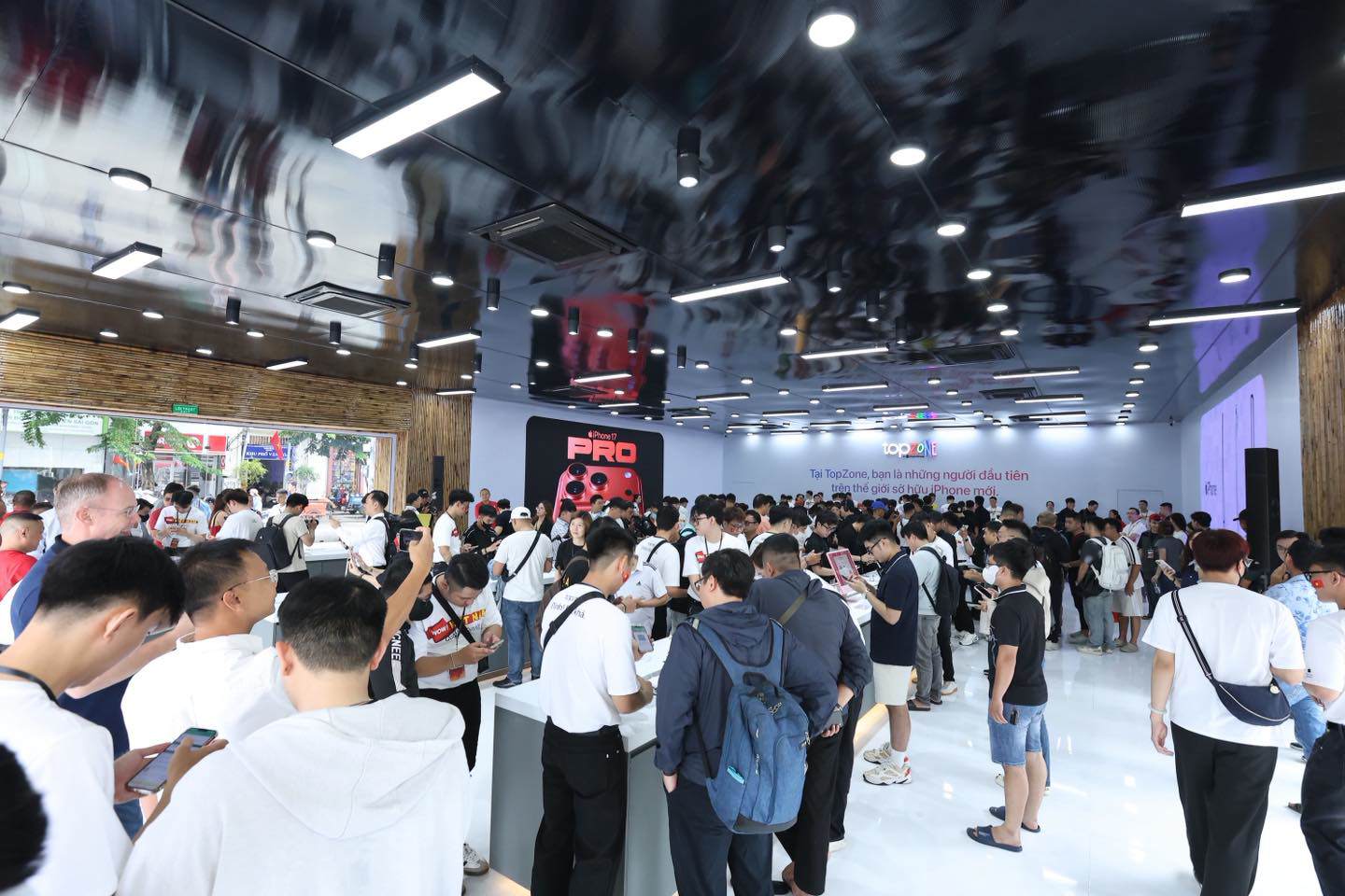 Tính đến chiều tối 18/9, tại Việt Nam, ghi nhận có khoảng hơn 200.000 khách hàng đã đặt cọc mua các phiên bản iPhone 17. (Ảnh: Topzone)