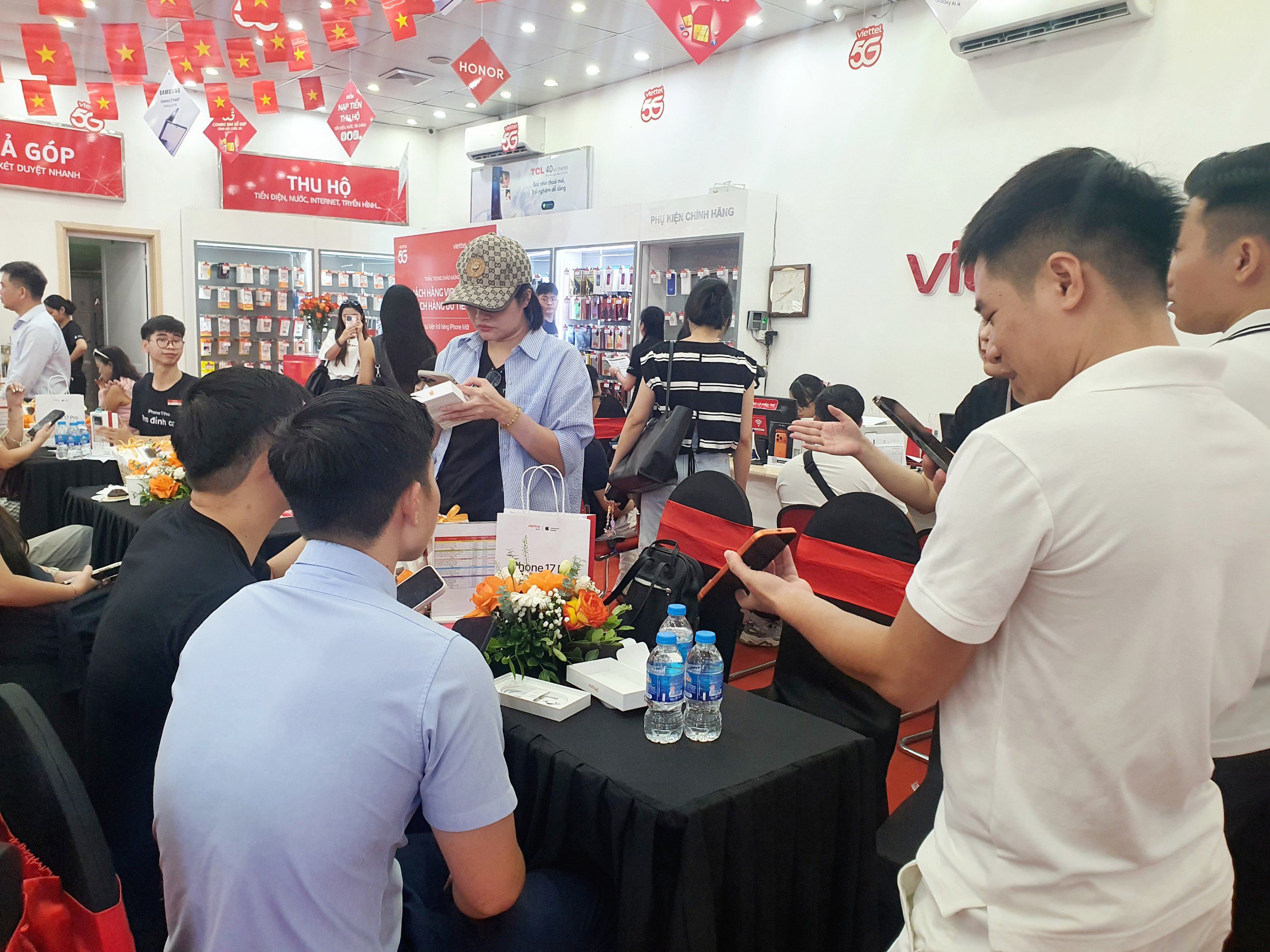 Theo quan sát, có đến 90% khách hàng cầm trên tay iPhone 17 phiên bản màu cam.