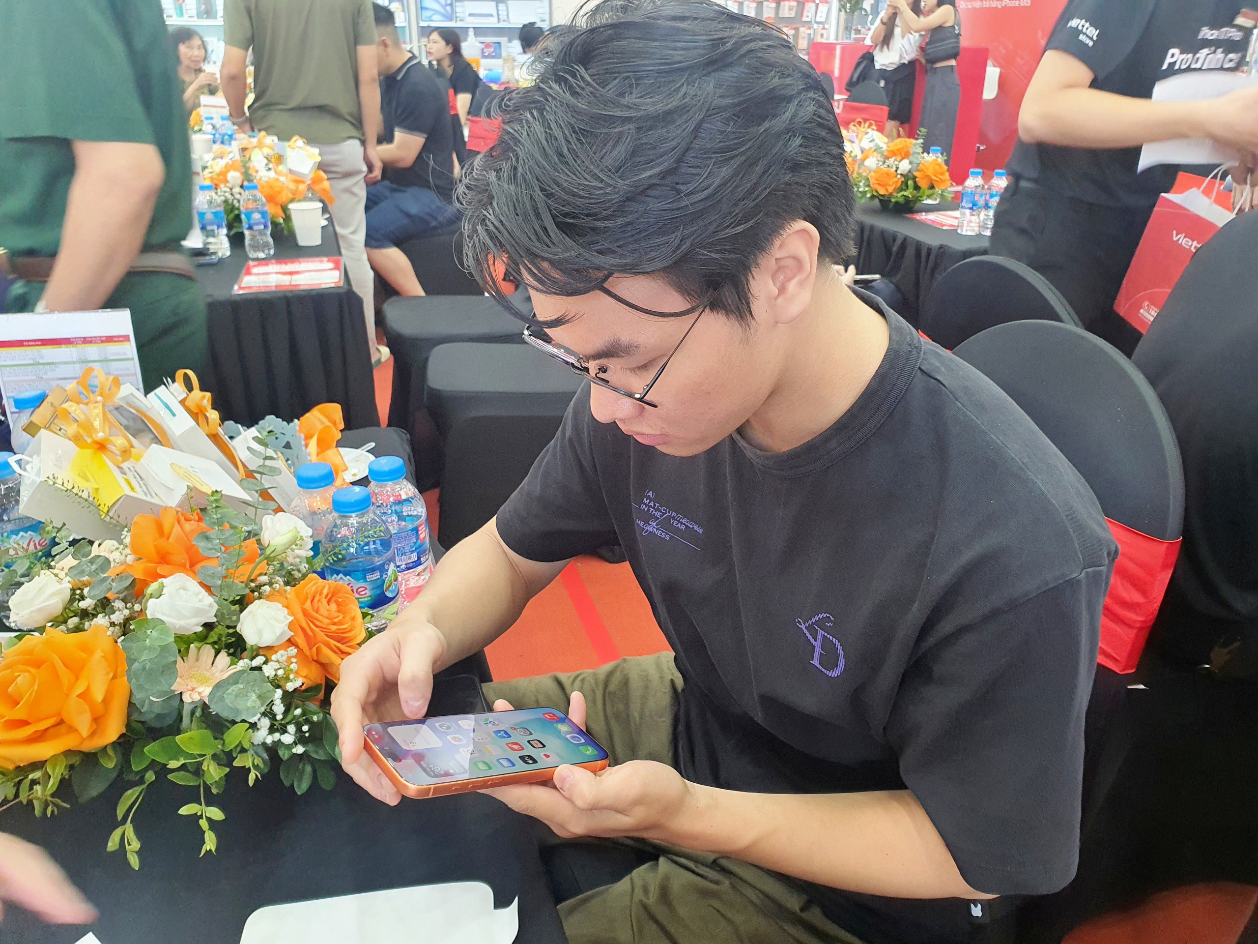 “Số tiền mua chiếc iPhone đời mới này được tôi tiết kiệm sau 3 tháng để lên đời cho chiếc iPhone 15 Pro sau 2 năm sử dụng. Đây cũng coi như là món quà tôi tự thưởng cho bản thân mình sau thời gian chăm chỉ “cày cuốc”, làm việc”, anh Quyền nói.