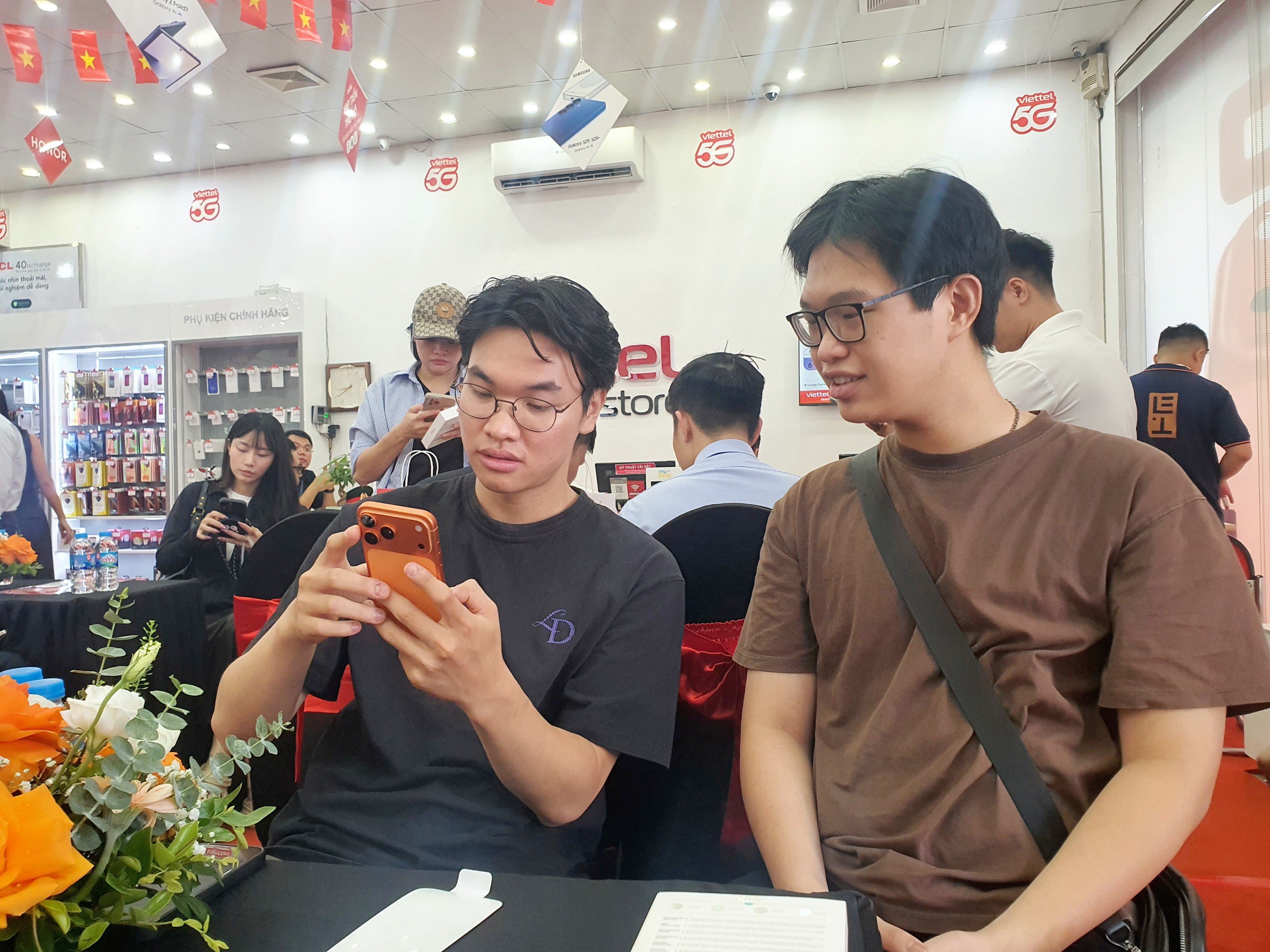 Chia sẻ về cảm nhận sau khi được “đập hộp” chiếc iPhone 17 Pro Max màu cam của mình, anh Quyền cho biết cảm giác rất hồi hộp và thích thú vì sản phẩm được cầm trên tay vượt mong đợi. “Tôi thấy iPhone 17 năm nay ra có rất nhiều màu đẹp nhưng tôi thích nhất màu cam. Khung viền rất chắc chắn, cầm khá thoải mái”, anh Quyền chia sẻ.