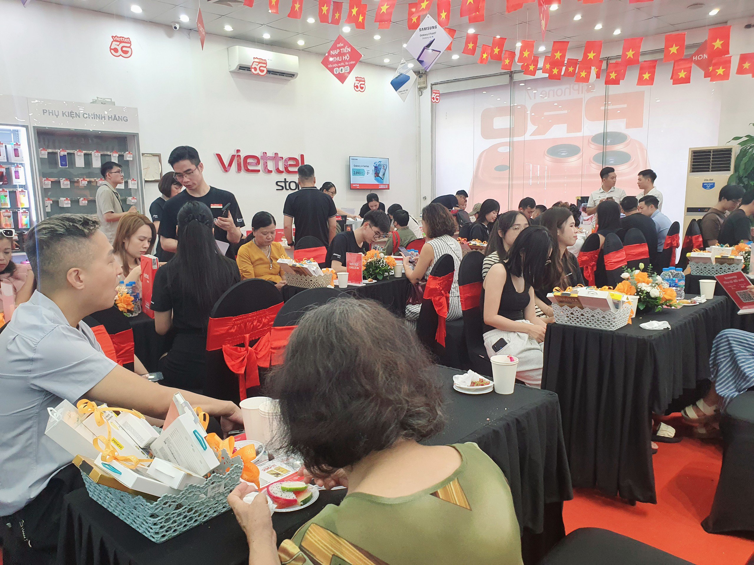 Theo ông Nguyễn Minh Khuê - đại diện hệ thống Viettel Store: Từ 8h sáng nay, sự kiện mở bán iPhone mới tại Viettel Store diễn ra đồng loạt trên gần 500 siêu thị toàn quốc.