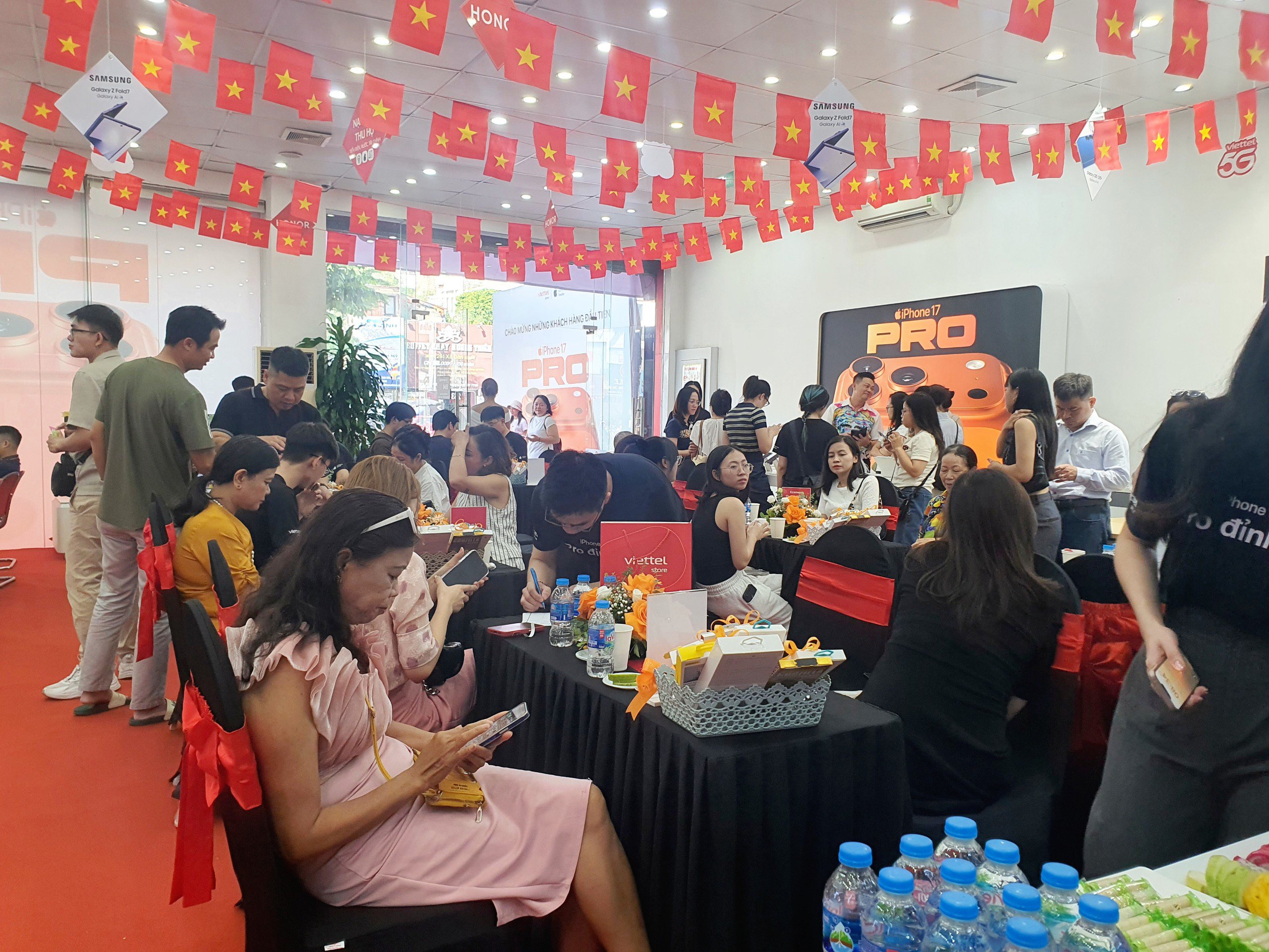 Đặc biệt, năm nay cũng là năm đầu tiên, những chiếc iPhone 17 và iPhone Air đầu tiên trong ngày mở bán được chính Ban lãnh đạo Viettel Store trực tiếp trao tận tay khách hàng tại 6 điểm trả hàng gồm Hà Nội, TP.HCM, Phú Thọ, Nghệ An, Đà Nẵng, Tây Ninh.