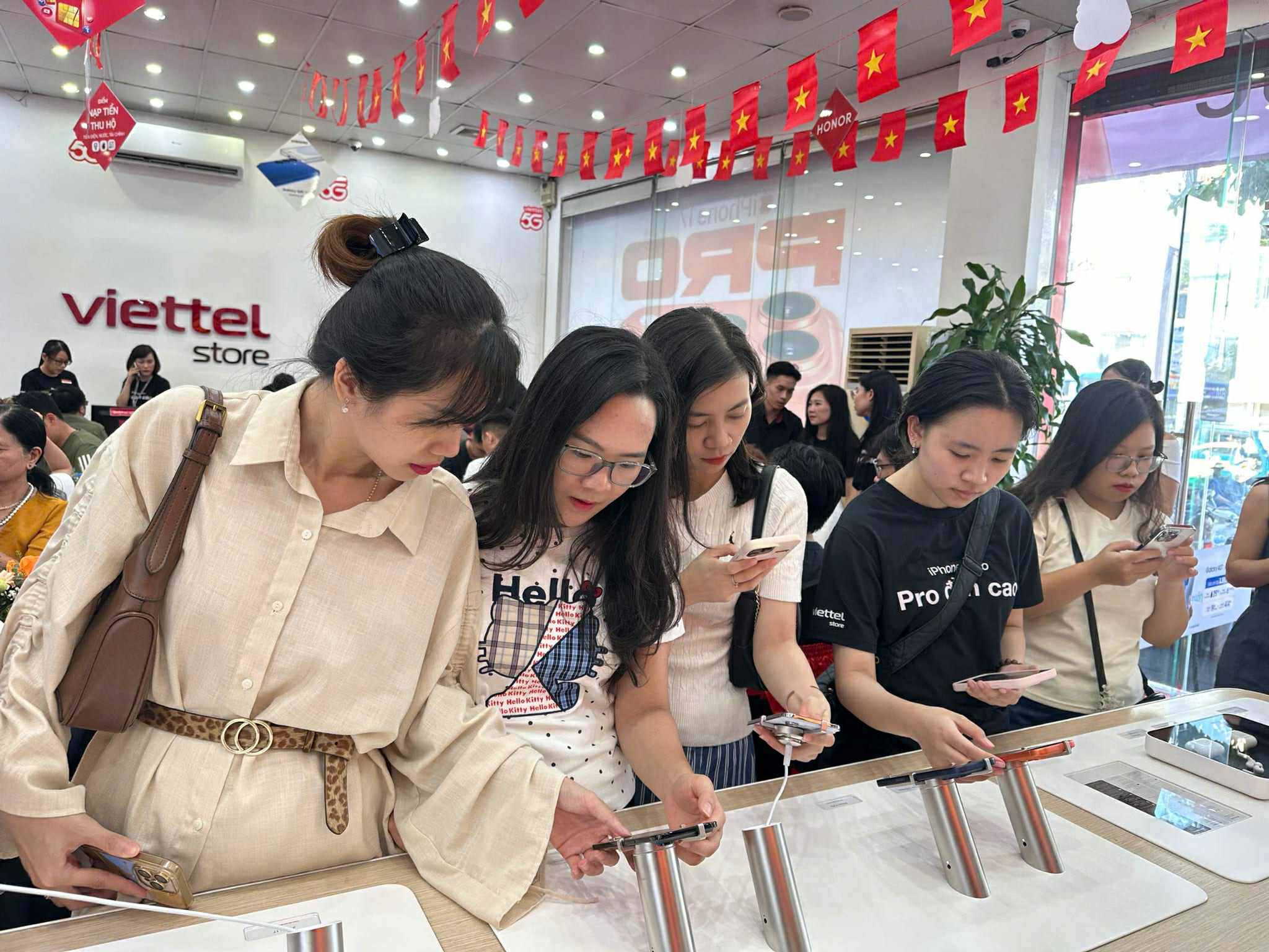  Khách hàng tham dự buổi ra mắt có cơ hội bốc thăm trúng Apple Watch SE và AirPods Pro 2, tham gia minigame để nhận voucher củ sạc Apple chính hãng. Đặc biệt, tất cả khách hàng đã đặt trước và đến nhận hàng trong ngày 19/9/2025 đều được tặng ốp AirPods “Yêu nước”.