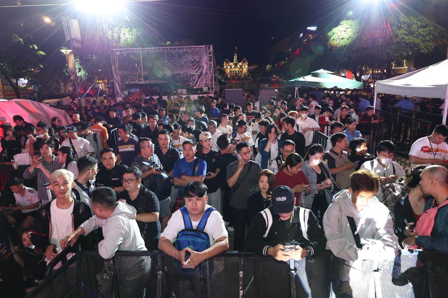 Mặc dù 8h sáng các đại lý uỷ quyền mới bắt đầu mở bán nhưng ngay từ đêm qua, đông đảo “giới yêu công nghệ” của Việt Nam đã đến xếp hàng xuyên đêm tại các chi nhánh, tạo nên không khí nhộn nhịp hiếm có. (Ảnh: Topzone)