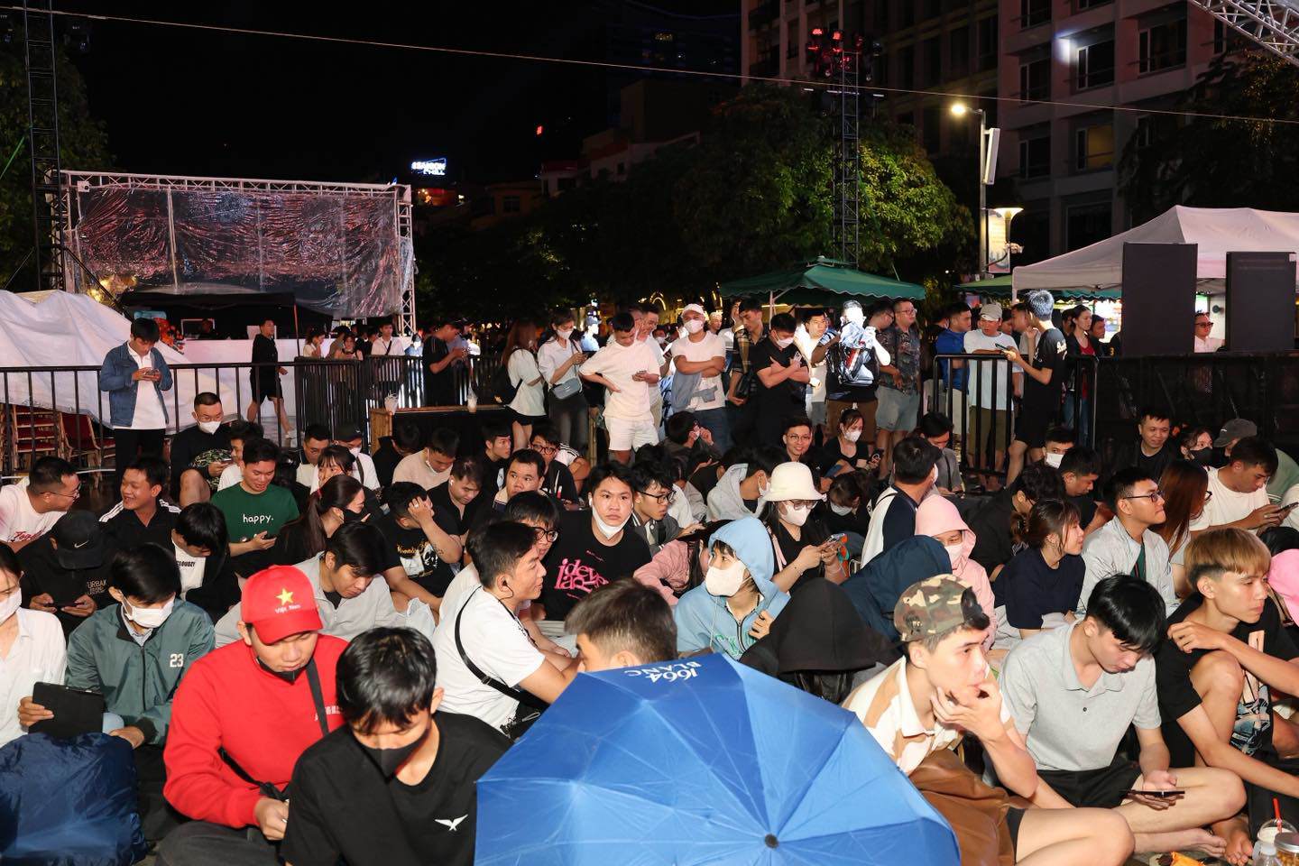 Tối 18/9, trước cửa hàng Top Zone ở phố đi bộ Nguyễn Huệ, TP.HCM, hàng trăm nguời đã đến ngồi chờ đến sáng hôm sau để được cầm trên tay chiếc iPhone 17 đầu tiên. (Ảnh: Topzone)