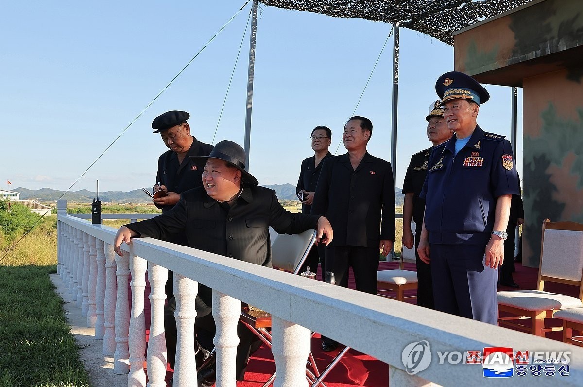 Chủ tịch Triều Tiên Kim Jong Un tại cuộc thử nghiệm. (Ảnh: Yonhap)