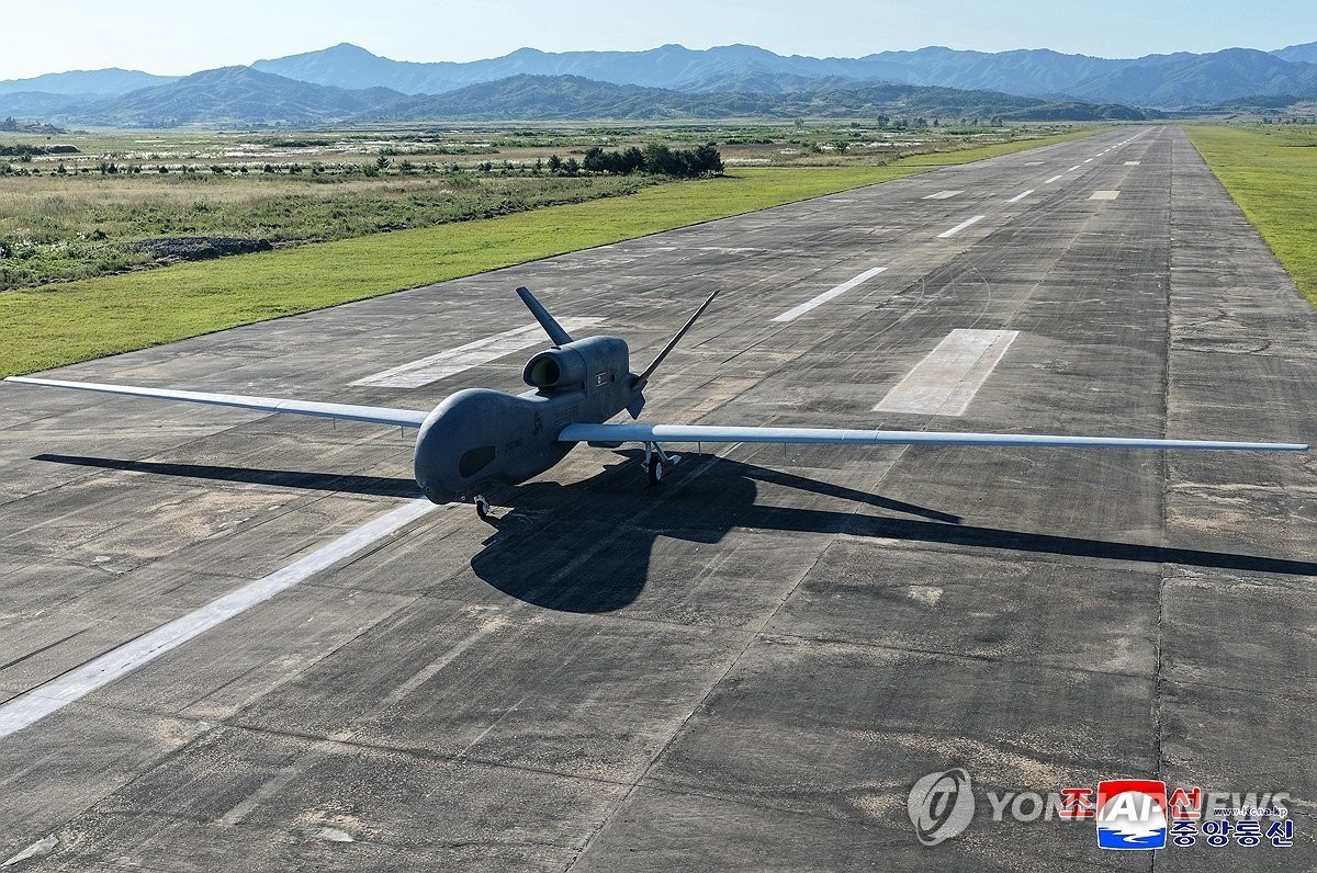 Chủ tịch Kim Jong Un giám sát thử nghiệm máy bay không người lái, Triều Tiên phô diễn sức mạnh quân sự mới - 7