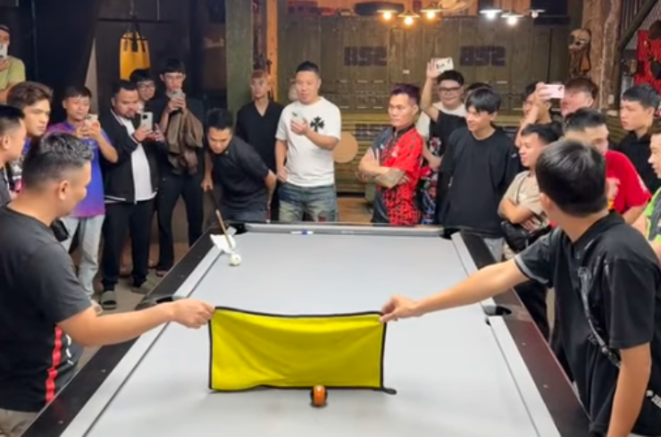 Cơ thủ Việt Nam đánh 1 tay và không cần nhìn vẫn đưa bi mục tiêu xuống lỗ