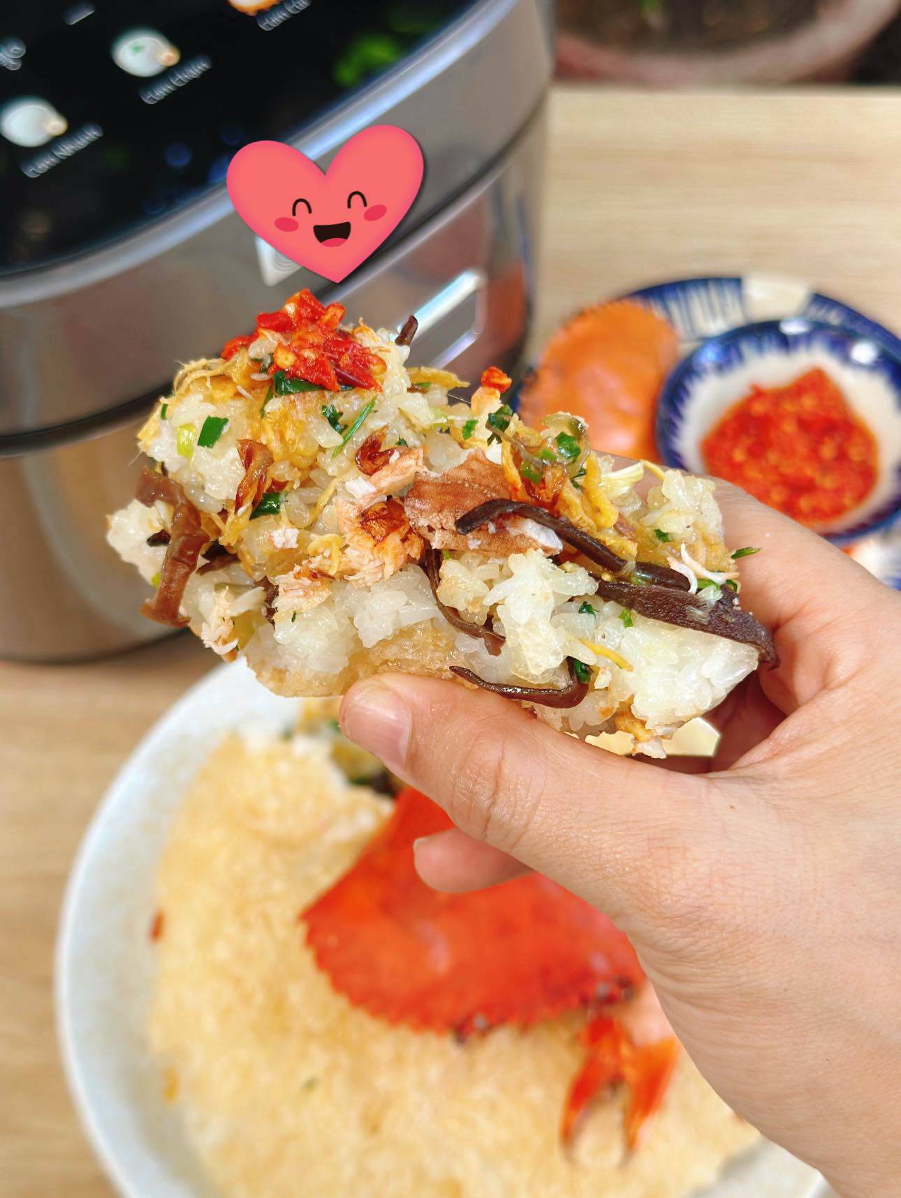 Xôi cua thơm ngon, đậm đà, chấm cùng tương ớt ăn siêu "cuốn".