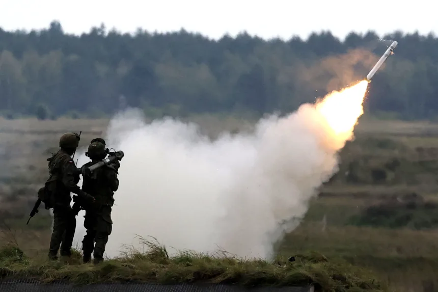 Binh sĩ Ba Lan phóng tên lửa phòng không vác vai trong cuộc tập trận của NATO vào ngày 17/9. Ảnh: Reuters.
