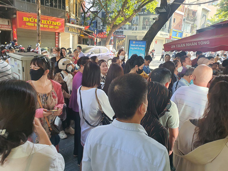 Để lấy được số vào mua vàng sớm nhất, nhiều người phải đi từ 5-6 giờ sáng.