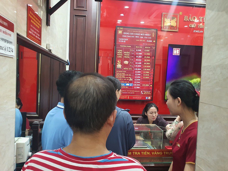 Khách chủ yếu xếp hàng vào mùa vàng, Bảo Tín Minh Châu cho mỗi khách hàng mua tối đa 2 chỉ vàng nhẫn, không có vàng miếng SJC.