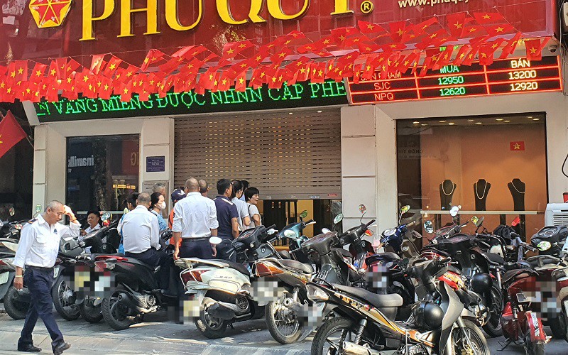 Một số cửa hàng vàng khách đến xếp hàng từ khi chưa mở cửa.
