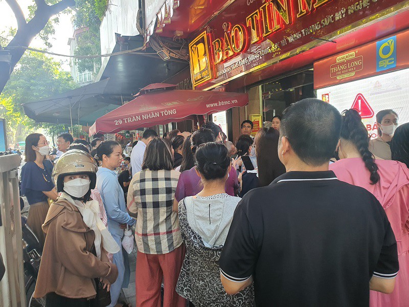 Trước khi mở cửa 1 giờ, nhân viên cửa hàng sẽ phát số cho từng người theo danh sách.