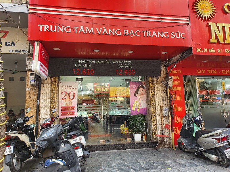 Cửa hàng của Doji trên phố Trần Nhân Tông thông báo hết vàng nhẫn và vàng miếng nên khá vắng vẻ.