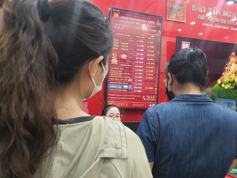 Những người đến sau 10 giờ sáng sẽ phải quay về, không mua được vàng vì hết lượt phát số trong ngày.