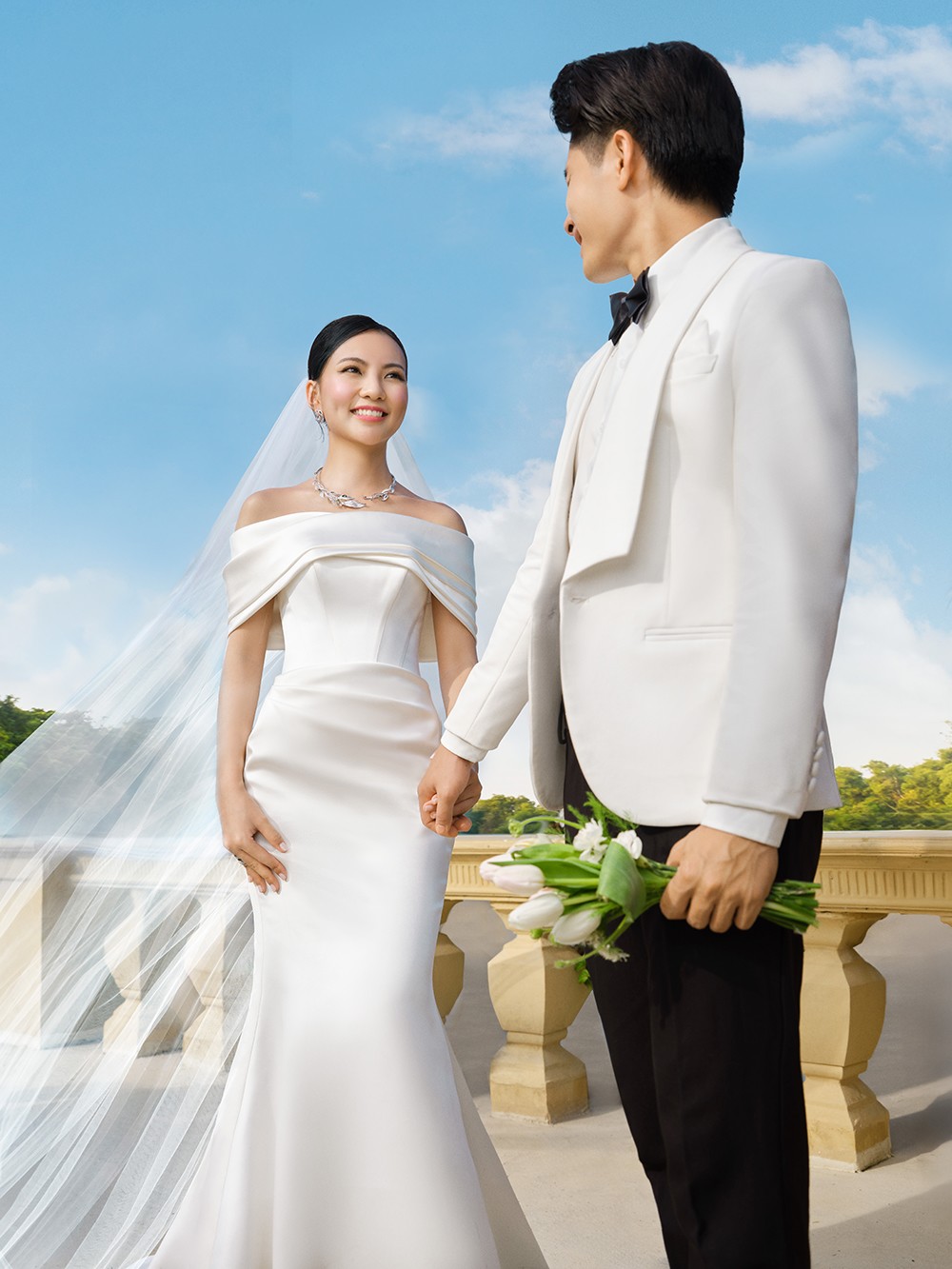 Bộ trang sức cưới kim cương Lá Ngọc Cành Vàng chạm khắc đầy tinh tế, thay lời chú rể nguyện nâng niu nàng dâu trong khoảnh khắc nên duyên - Ảnh: PNJ.