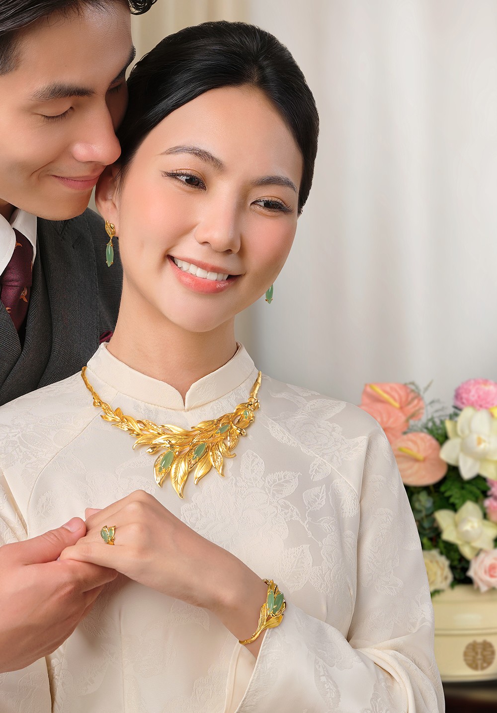 Kỹ nghệ chế tác "ngọc" mài dáng lá, đính kết trên cành vàng uyển chuyển, tôn vinh vẻ thanh tao của nàng dâu mới. - Ảnh: PNJ.