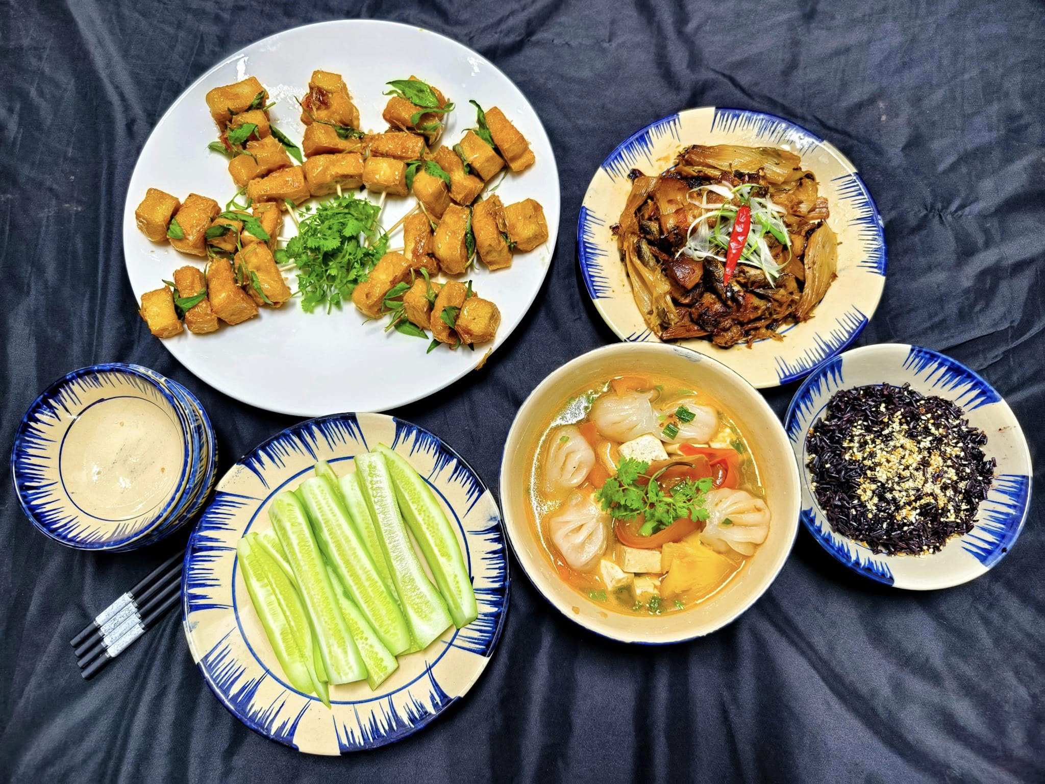 Cá basa kho - Đậu xiên chay - Canh há cảo chua ngọt - Cơm gạo lứt muối vừng lạc - Dưa leo