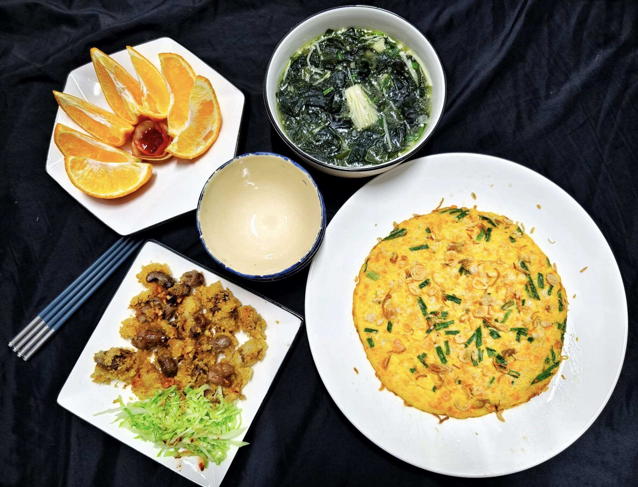 Trứng rán thịt băm - Lòng cá basa chiên - Canh rong biển - Cam