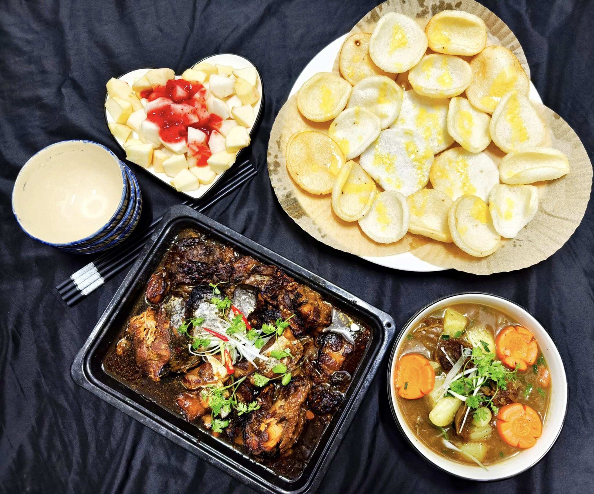 Cá kho tiêu - Bò sốt vang - Phồng tôm sốt bơ - Táo sốt dâu tây