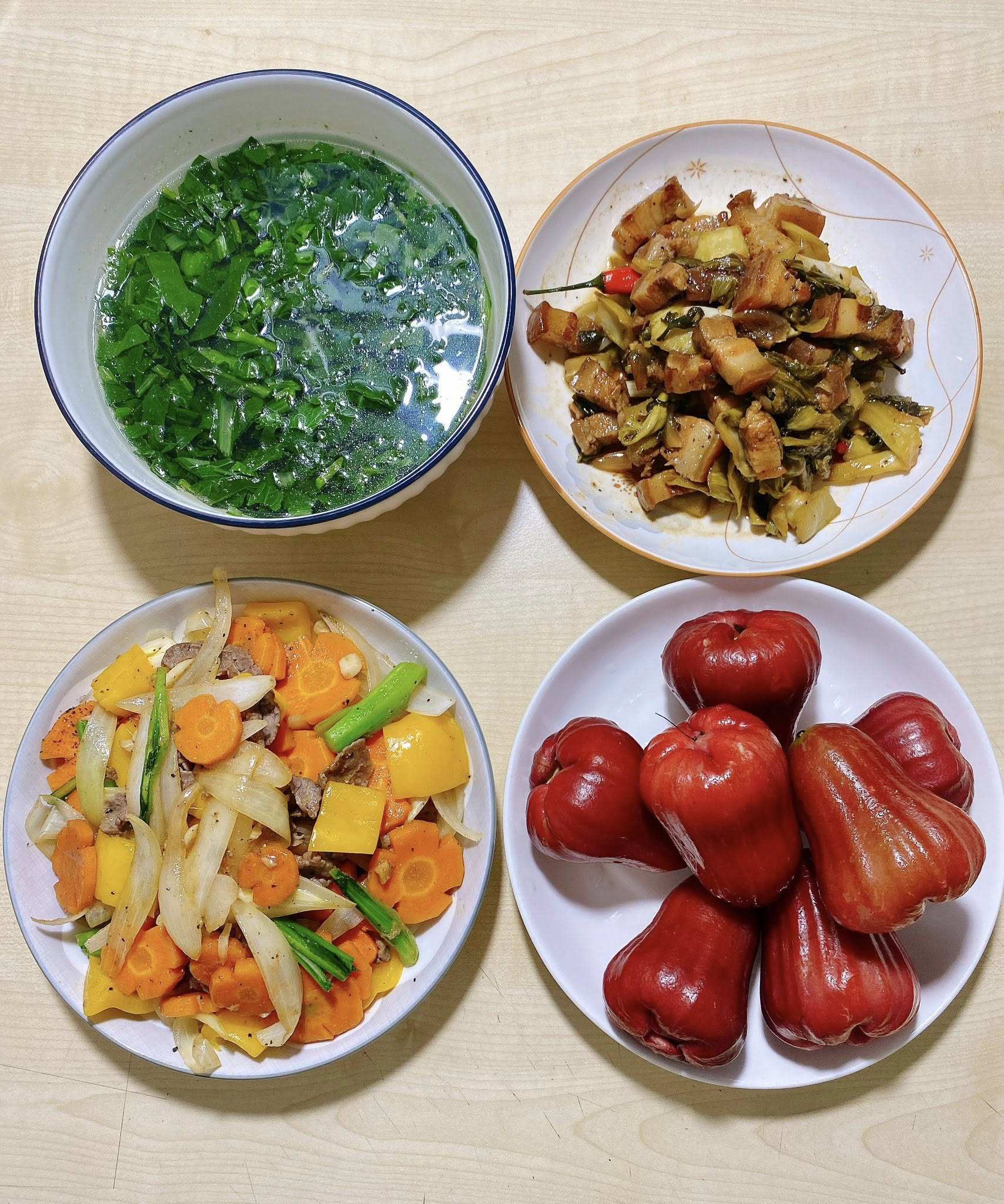 Ba chỉ kho dưa - Bò xào rau củ -&nbsp;Canh mồng tơi - Roi đỏ
