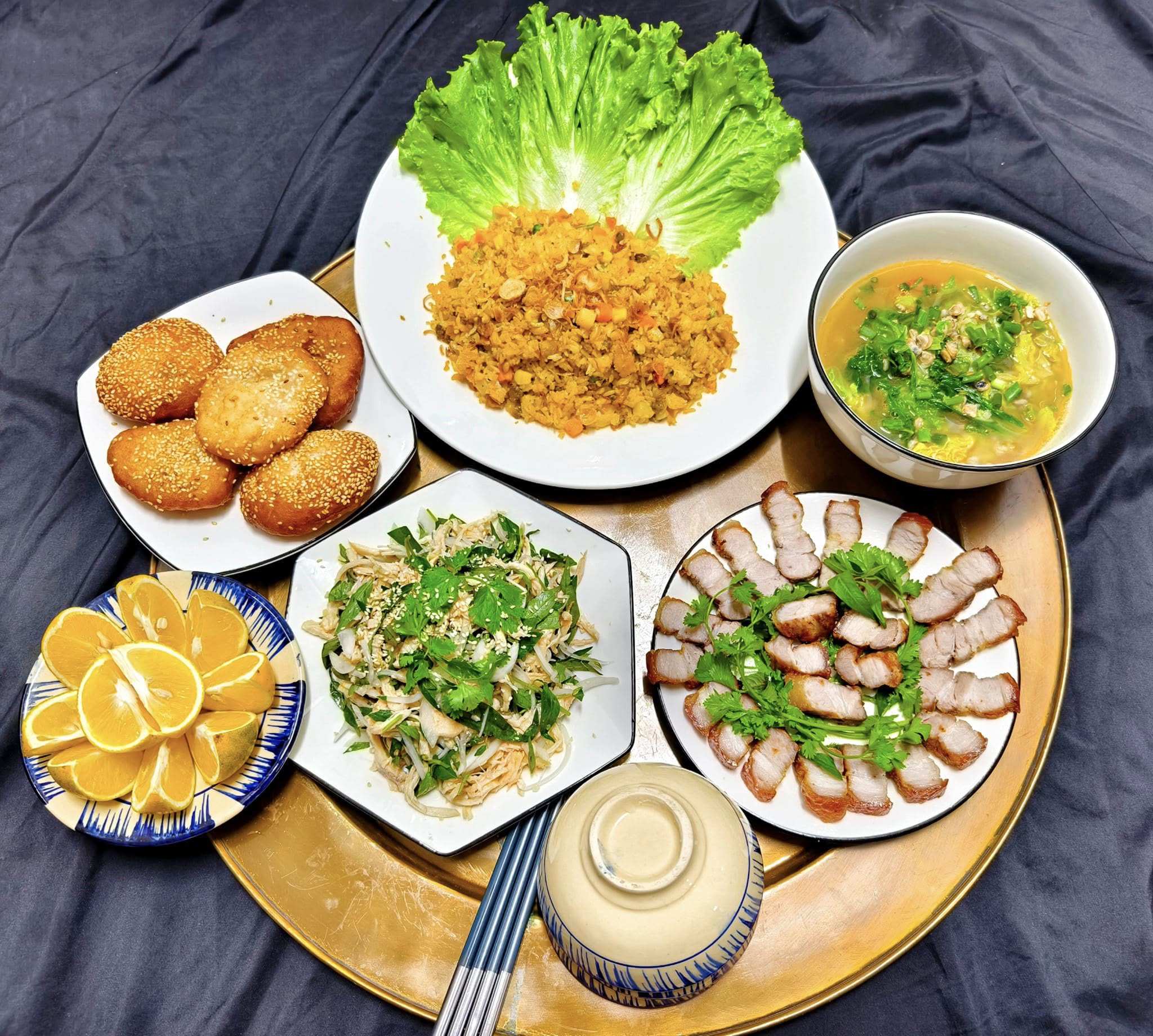Thịt quay giòn bì - Nộm gà xé - Cơm rang hến - Canh hến - Bánh tiêu - Cam