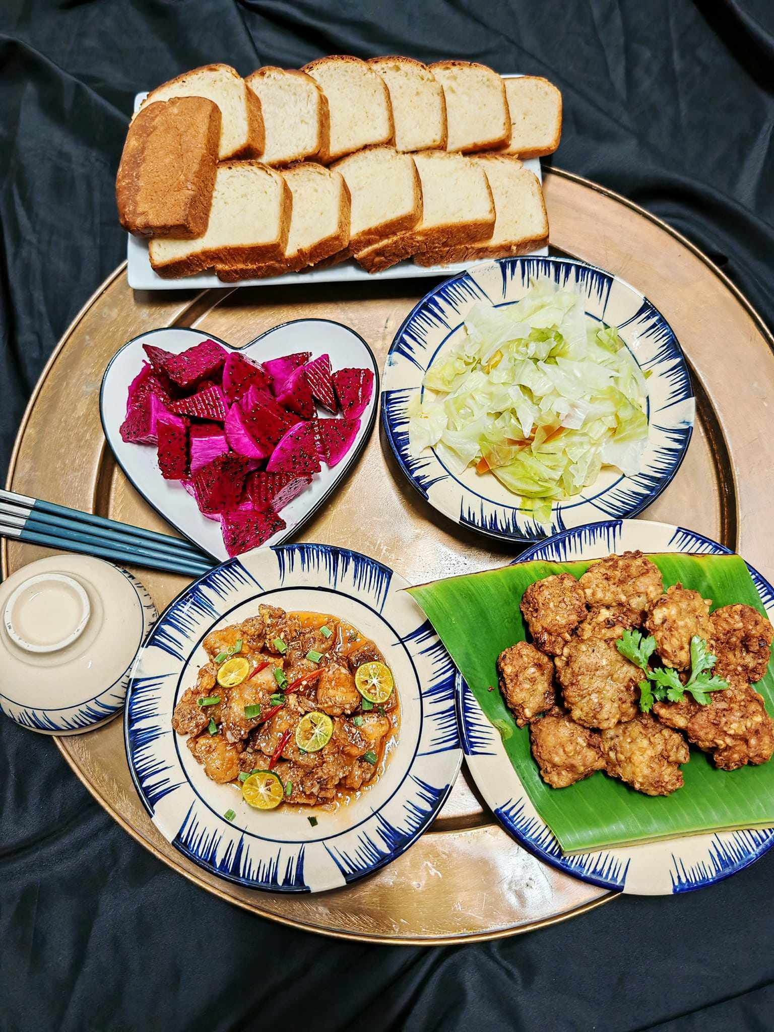 Chả cốm - Thịt ba chỉ xốt tắc - Bánh mì sandwich - Rau luộc - Thanh long