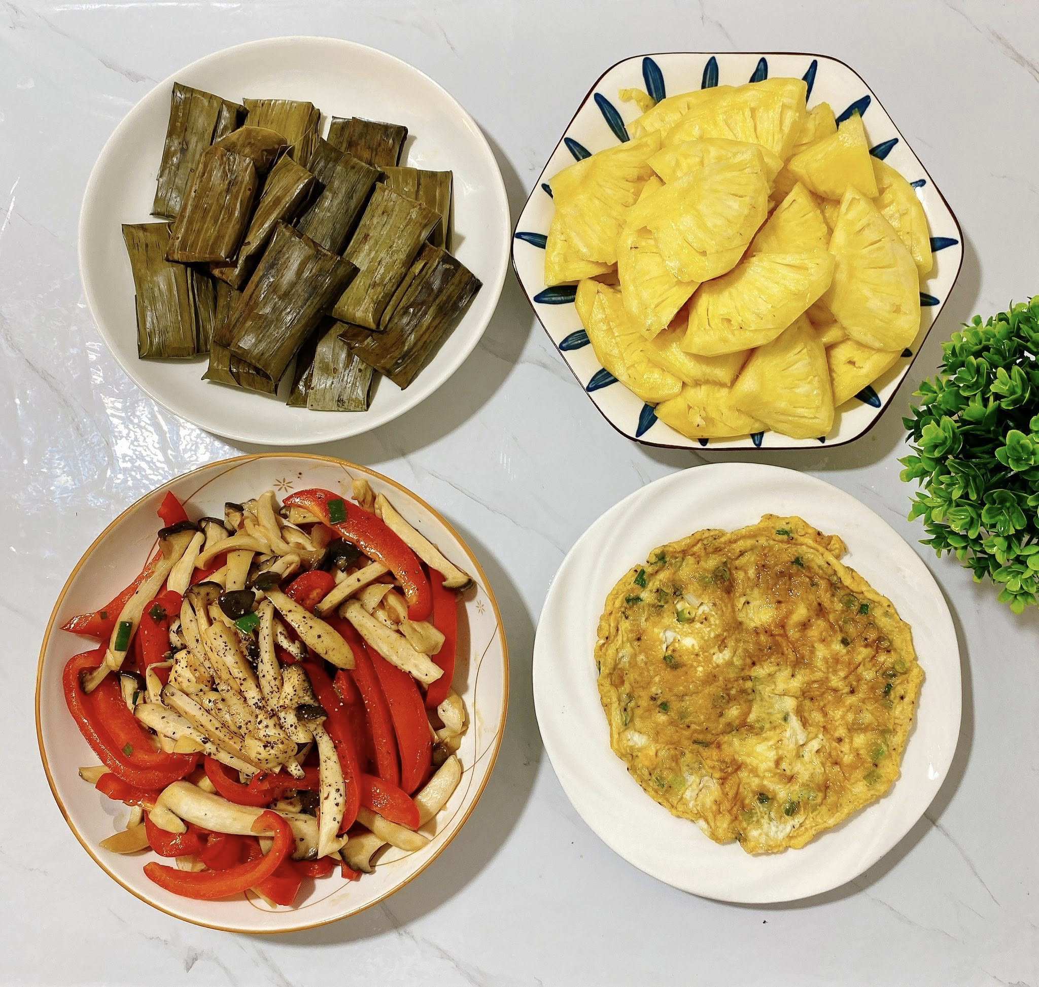 Trứng rán - Bánh bột lọc - Nấm đùi gà xào ớt chuông - Dứa