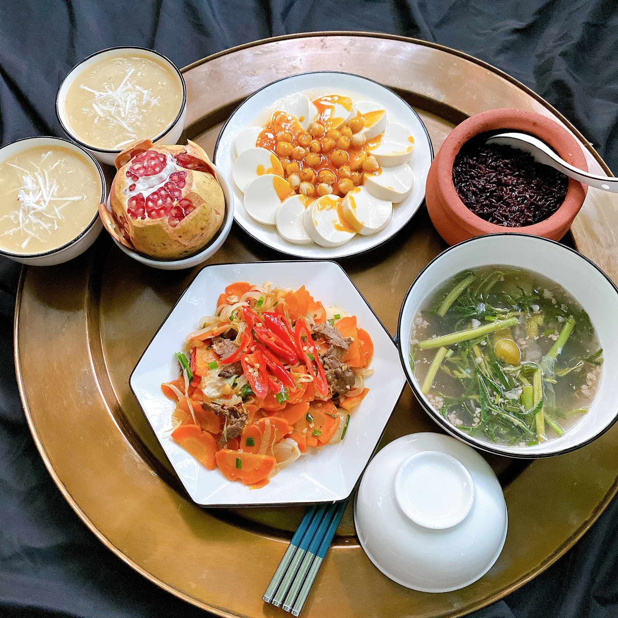 Đậu hũ non sốt hạt sen - Thịt bò xào rau củ - Canh chua thịt băm - Cơm gạo lứt - Lựu, chè đỗ xanh