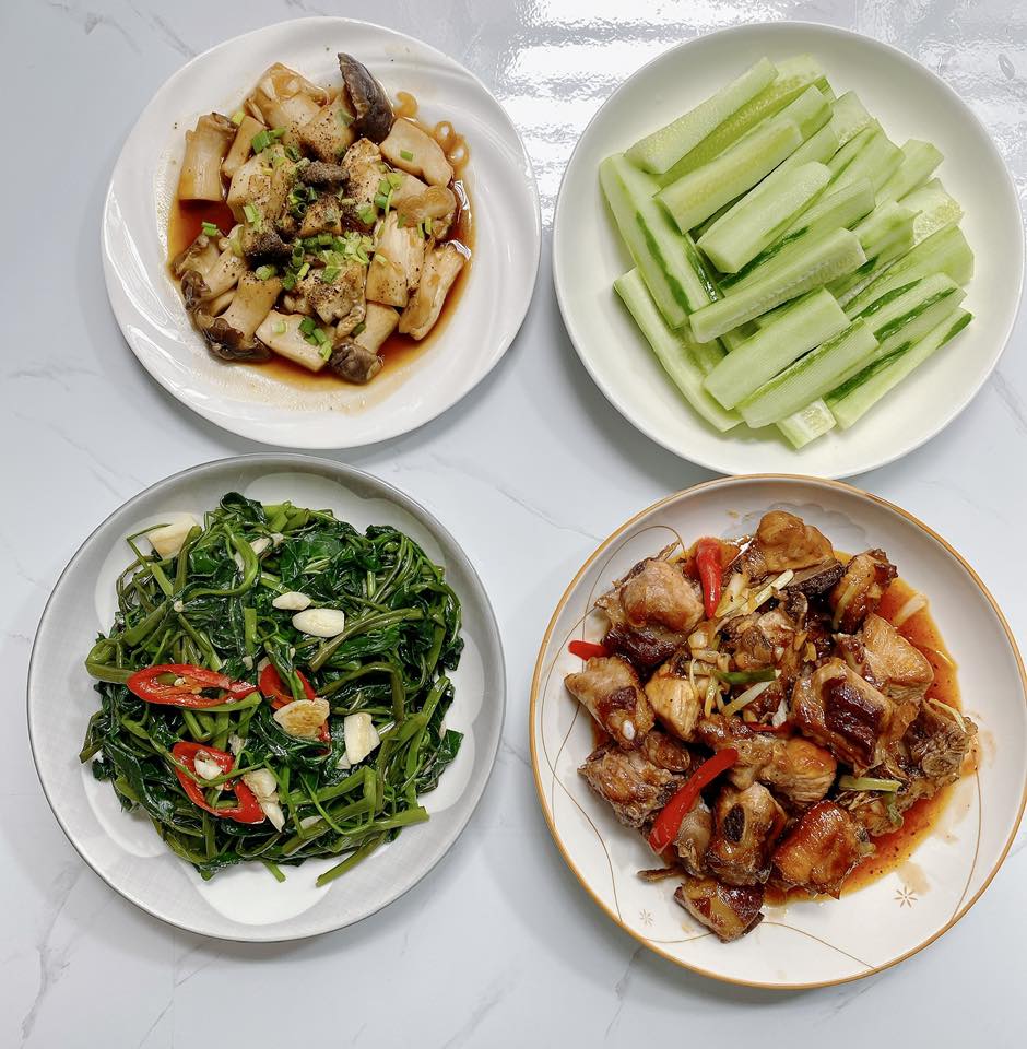 &nbsp;Sườn xào chua ngọt - Nấm đùi gà kho - Rau muống xào tỏi - Dưa chuột