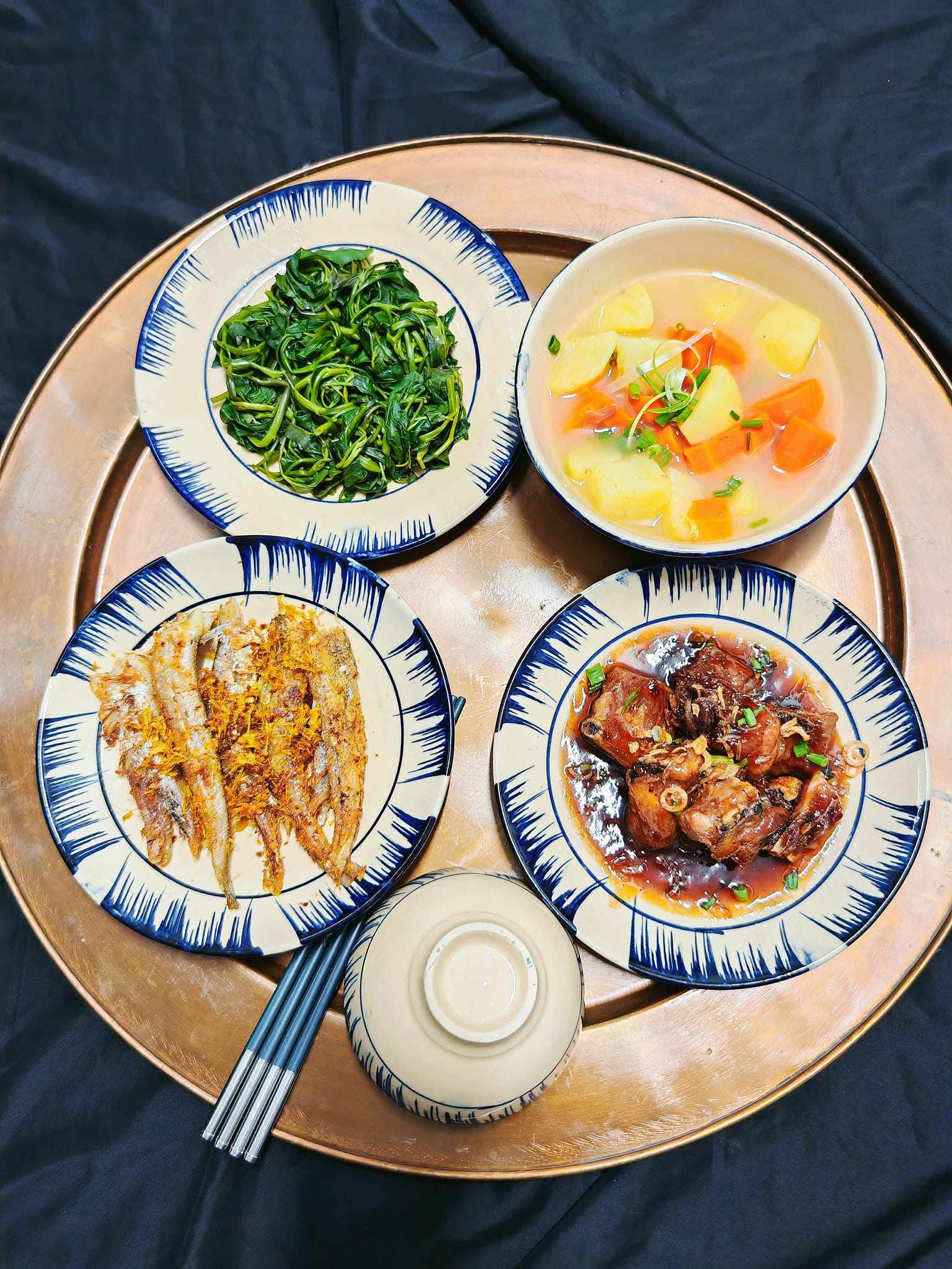 Cá bống chiên riềng - Móng giò kho - Canh hầm rau củ - Rau muống luộc