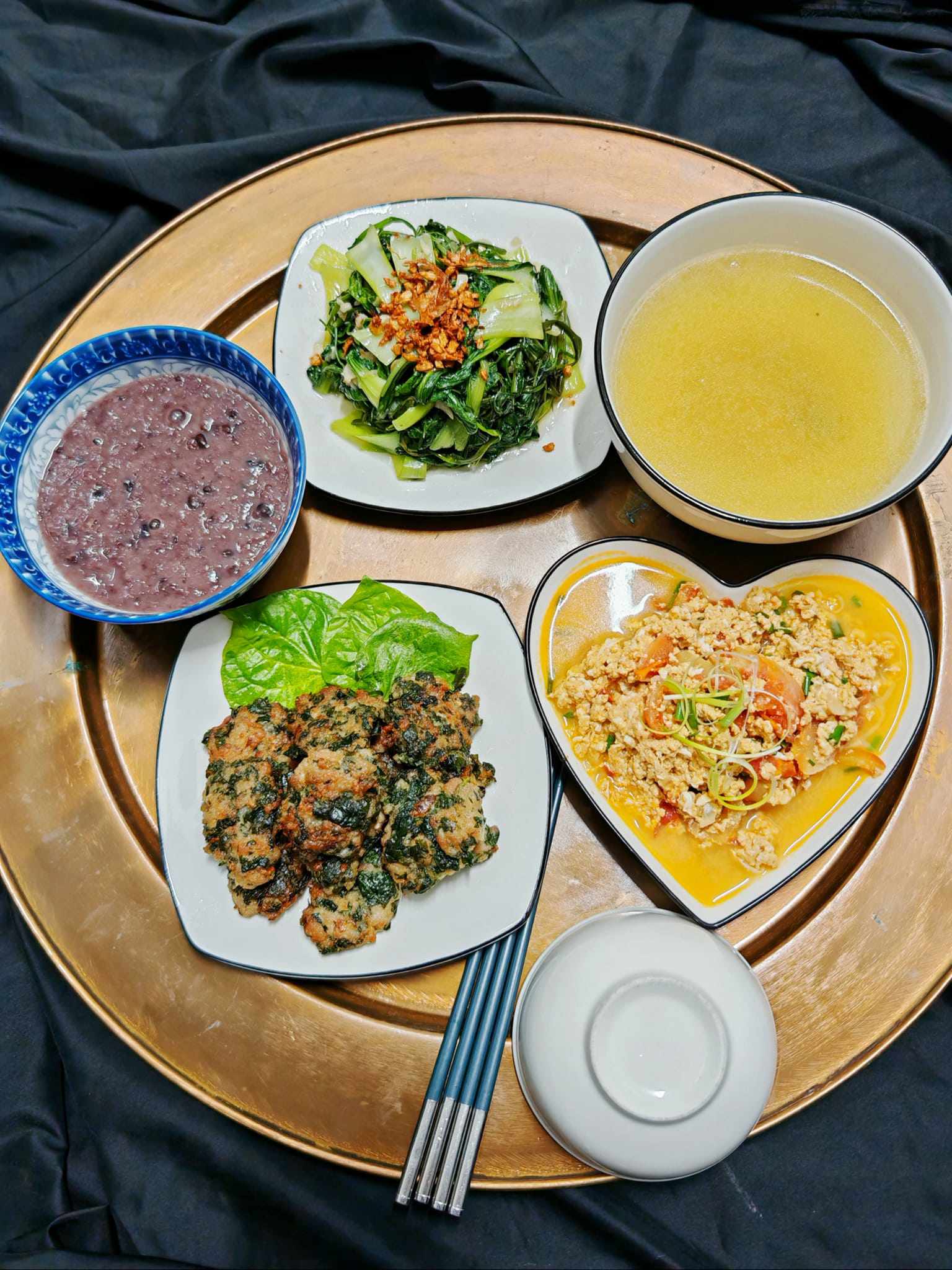 Chả lá lốt - Trứng sốt cà chua - Rau cải xào tỏi - Cháo đỗ đen