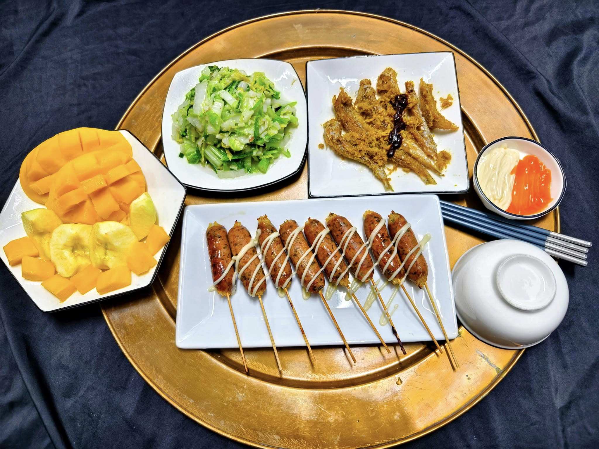 Dồi sụn nướng - Cá bống chiên xốt tiêu đen - Cải thảo xào - Hoa quả
