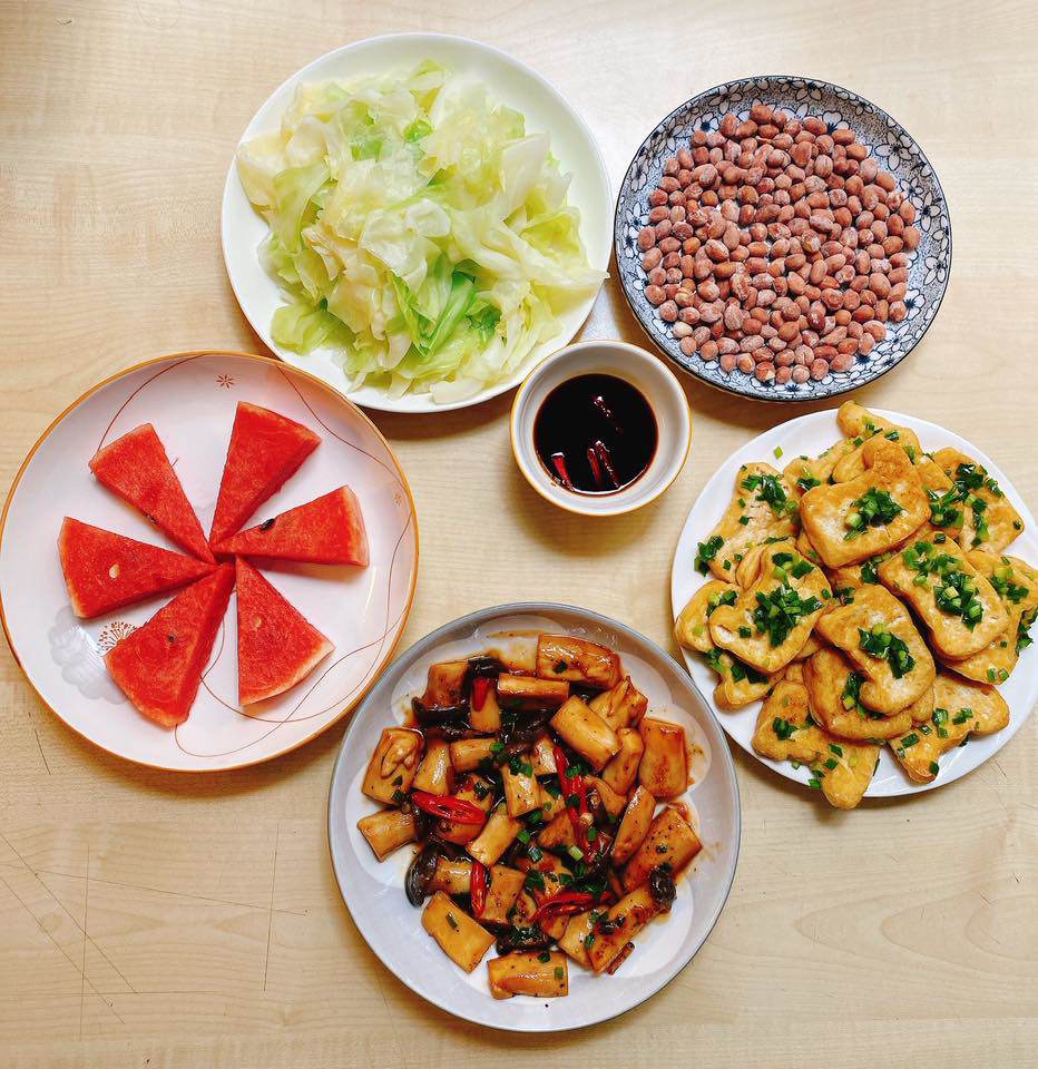 Nấm đùi gà kho - Đậu tẩm hành - Lạc rang muối - Bắp cải luộc - Dưa hấu