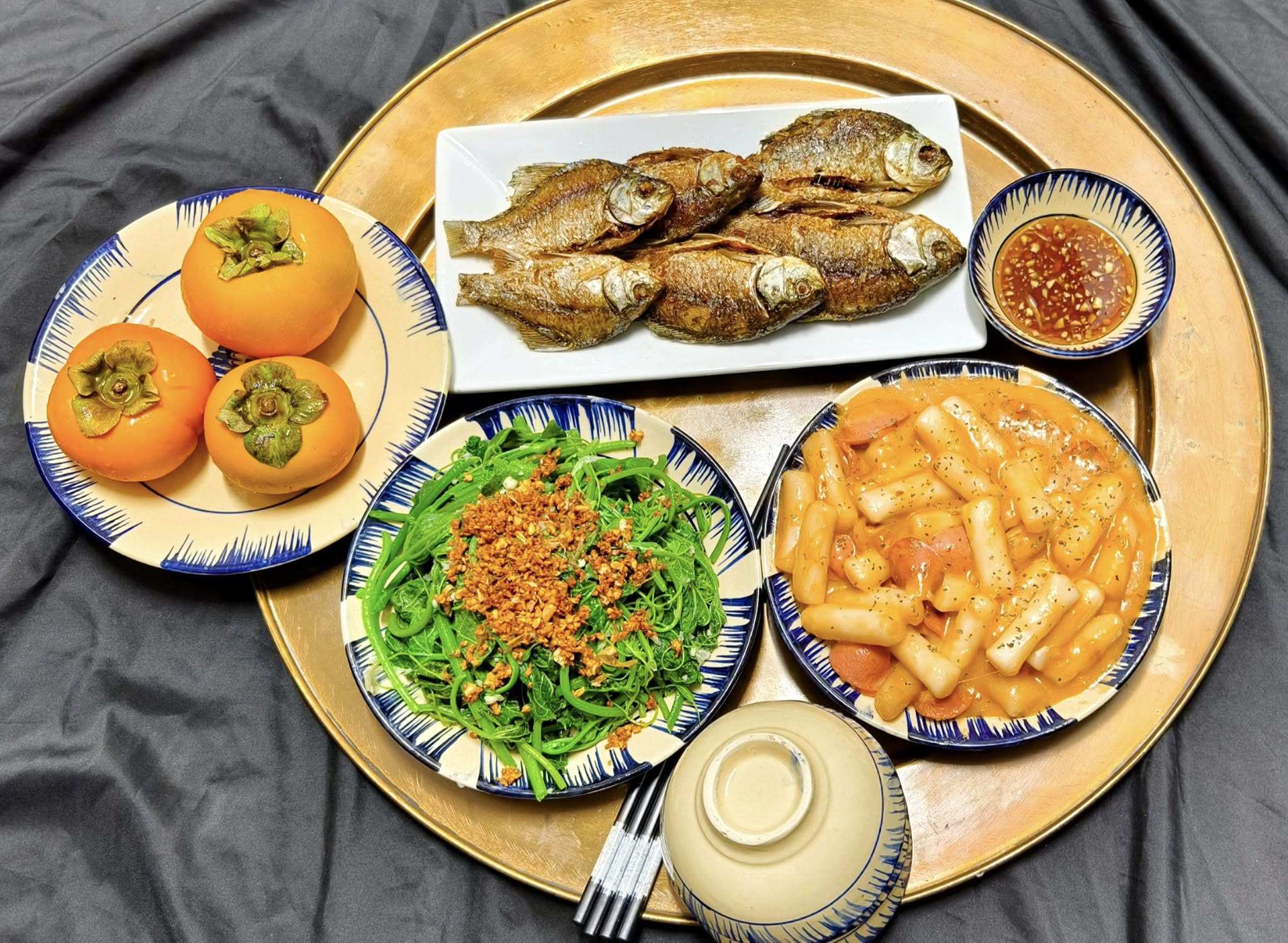 Cá rán - Tokbokki - Ngọn su su xào tỏi - Hồng