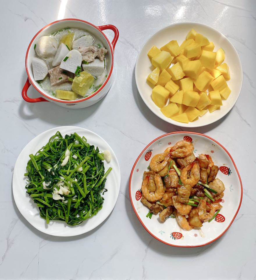 &nbsp;Tôm rang thịt - Canh khoai - Rau muống xào tỏi - Xoài