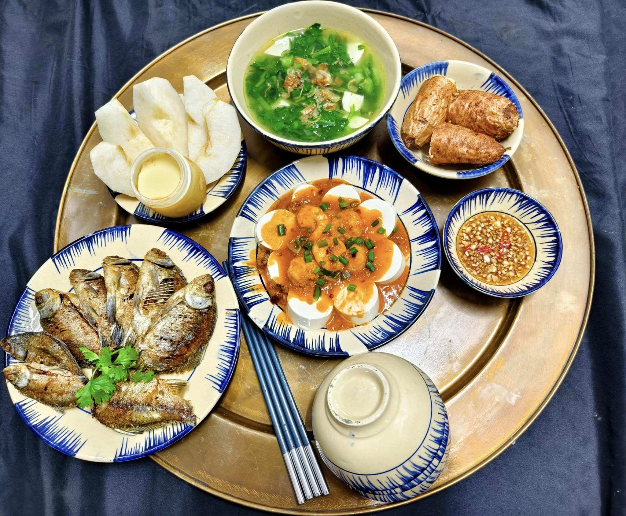 Đậu hũ non sốt trứng muối - Cá diếc rán giòn - Củ từ hấp - Canh rau cải - Lê, bánh flan