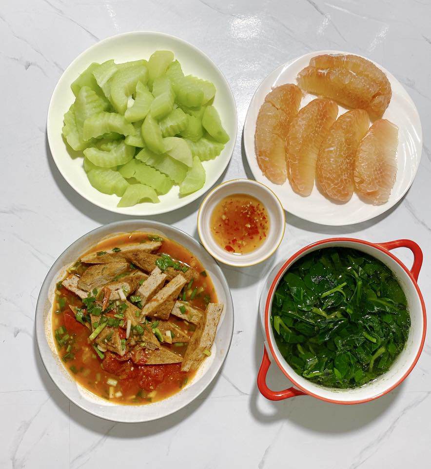 Chả cá xốt cà - Canh mồng tơi - Su su luộc - Bưởi