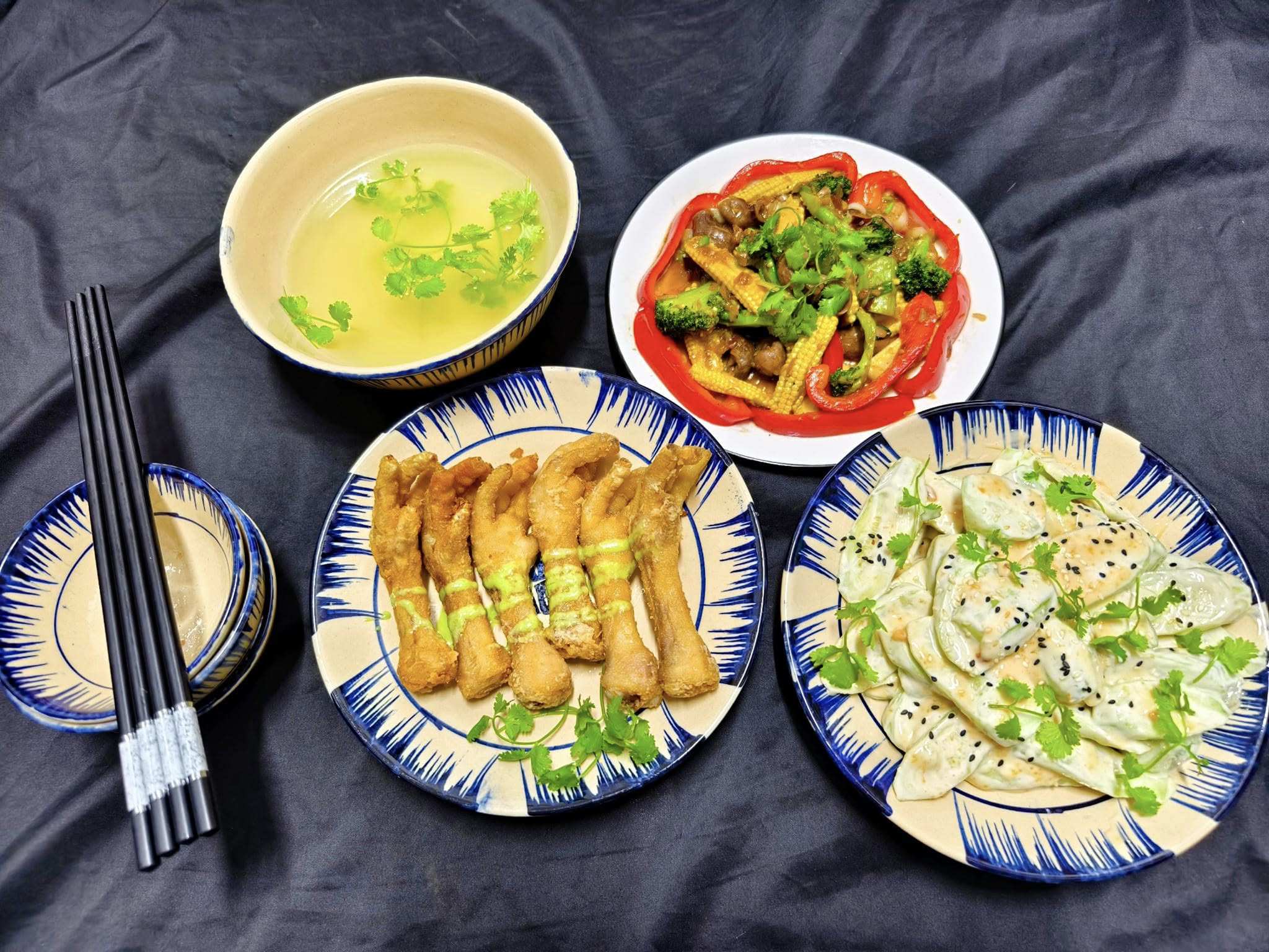 Salad - Lòng cá basa xào thập cẩm - Chân gà chiên xốt thần thánh