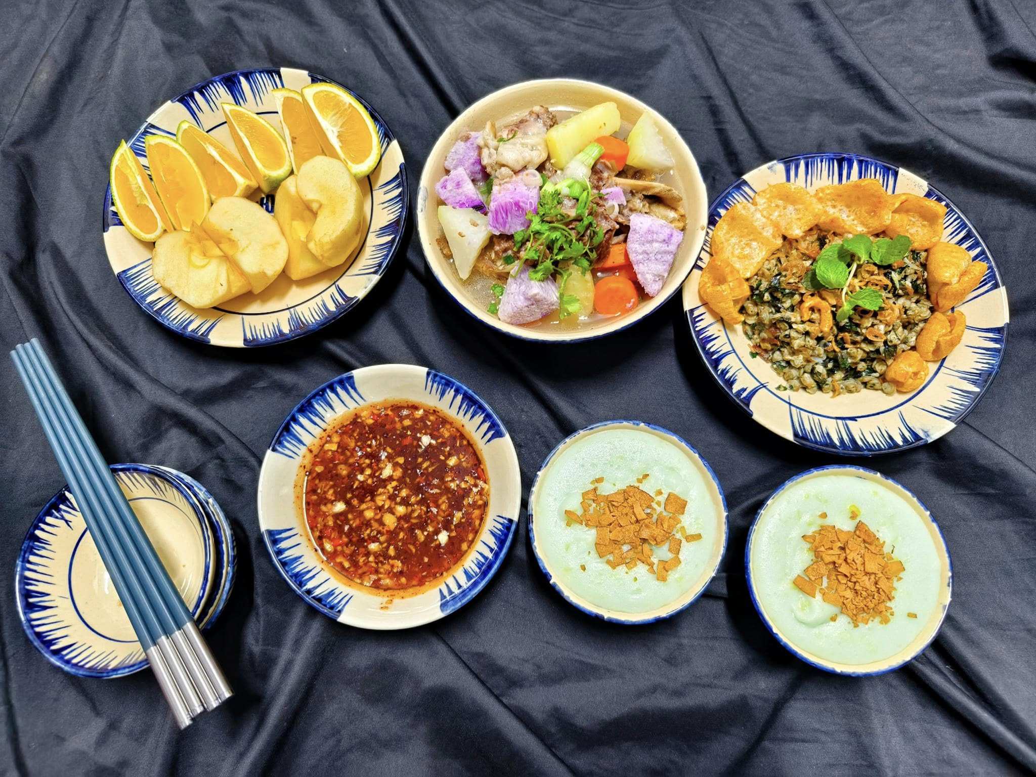 Hến xào tóp mỡ - Xương hầm khoai mỡ, rau củ - Chè cốt dừa hoa đậu biếc - Hoa quả